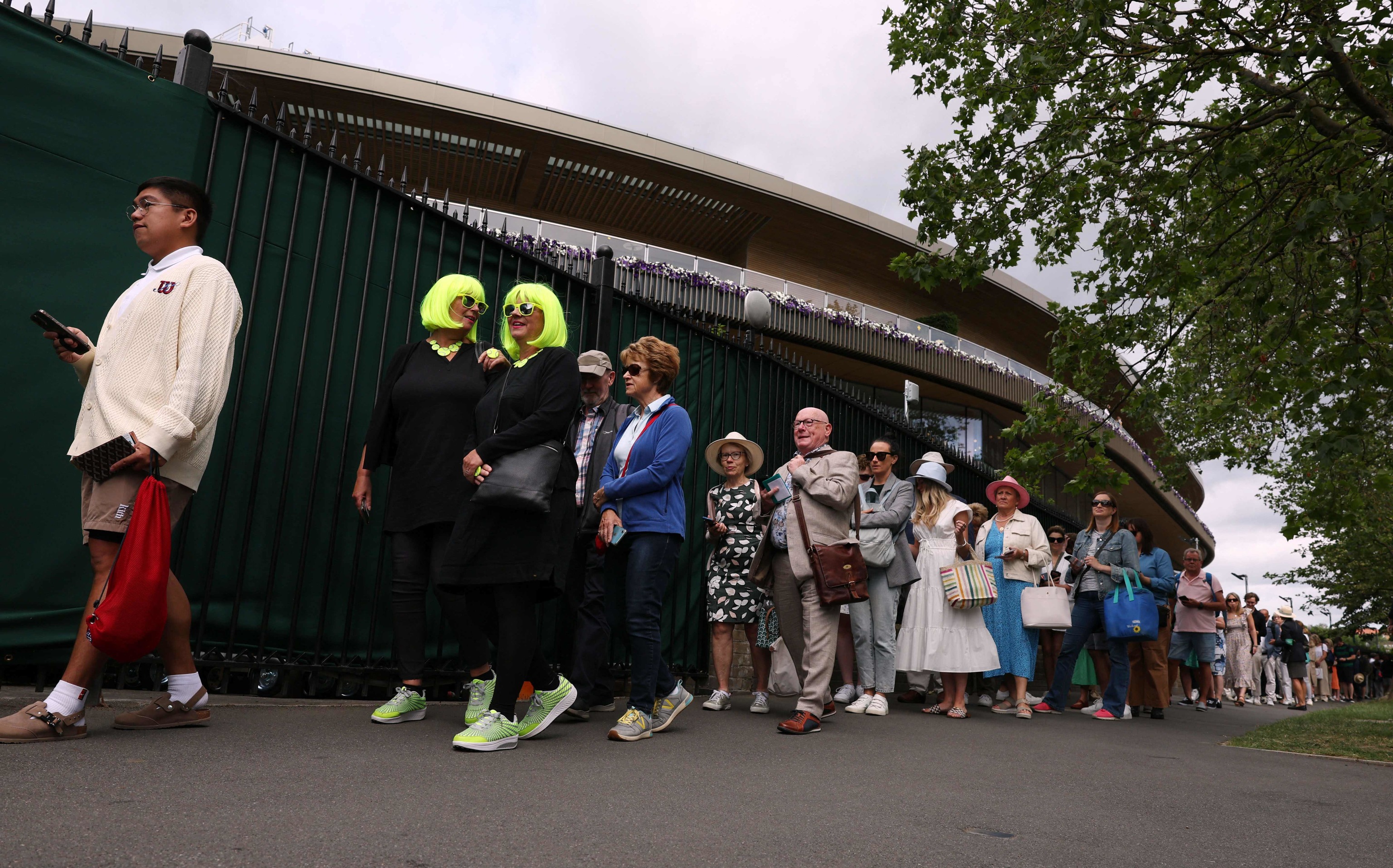 Cola de gente esperando para entrar a Wimbledon, este lunes, en Londres.