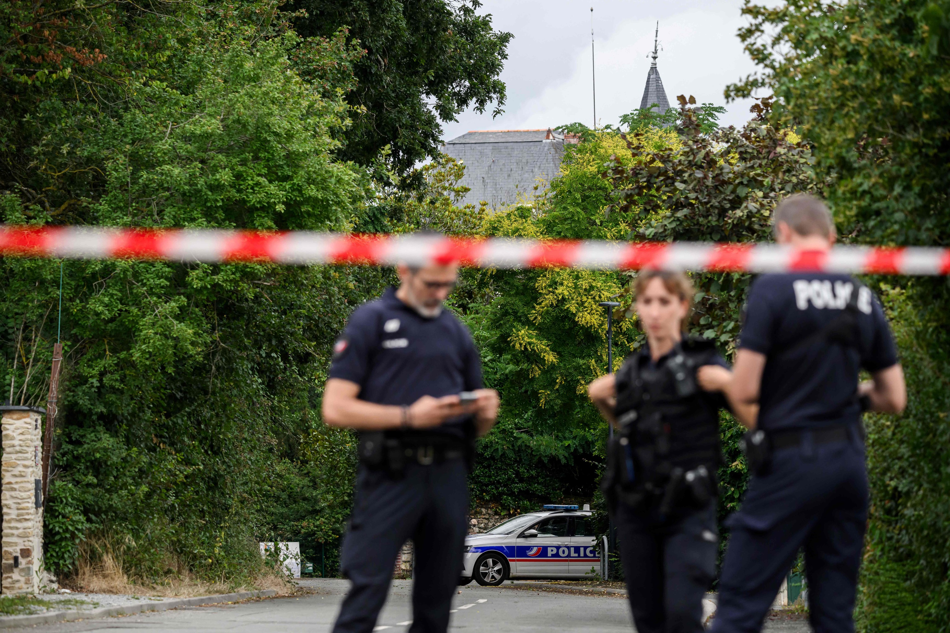 Policías franceses, en un control en la localidad de Avrille.
