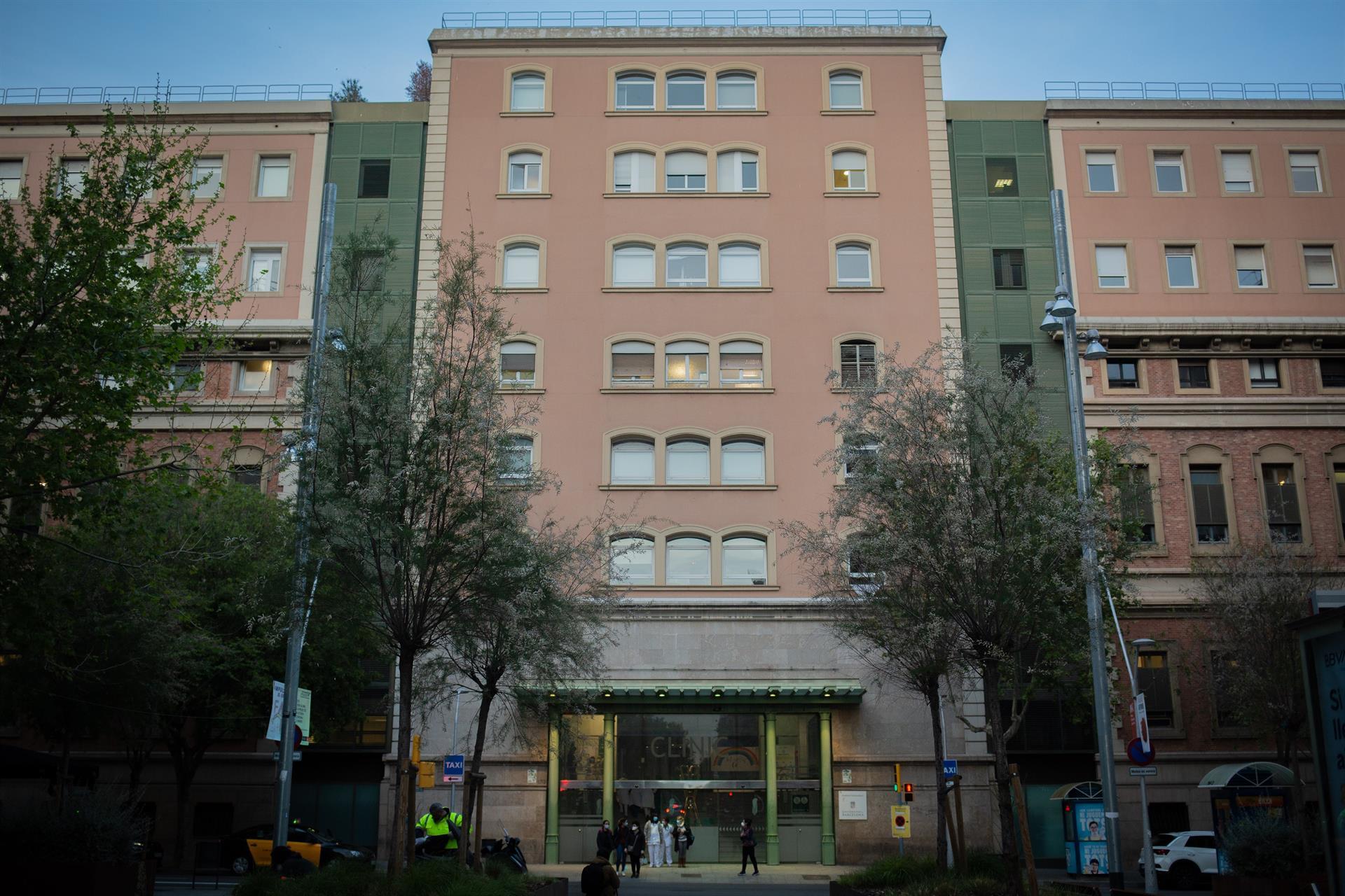 Fachada Principal del Hospital Cl