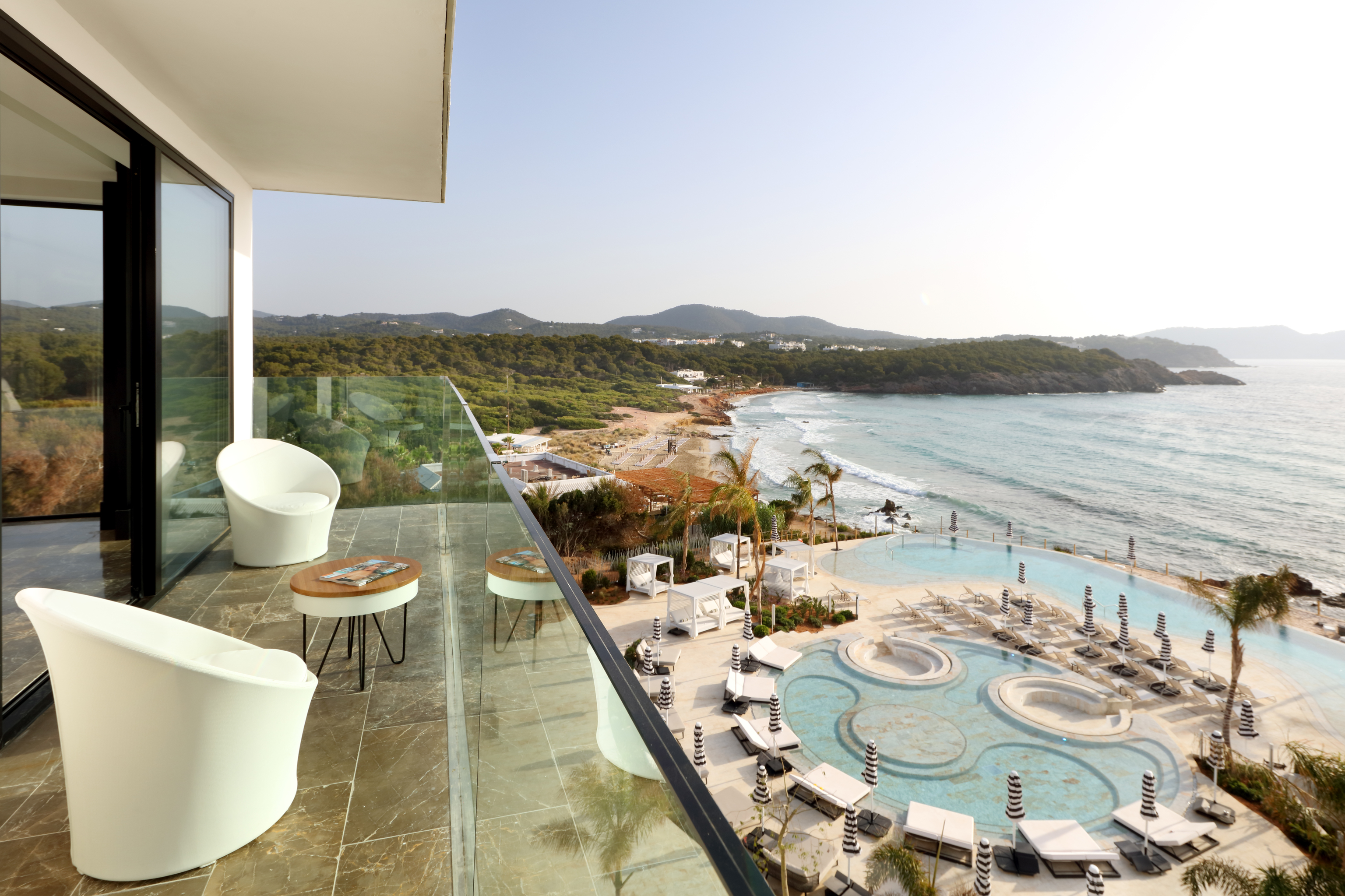 Vista de una de las piscinas del Bless Hotel Ibiza.