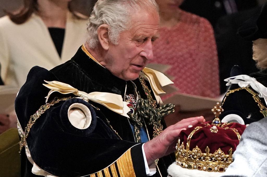 Carlos III recibe la corona de Escocia, este mi