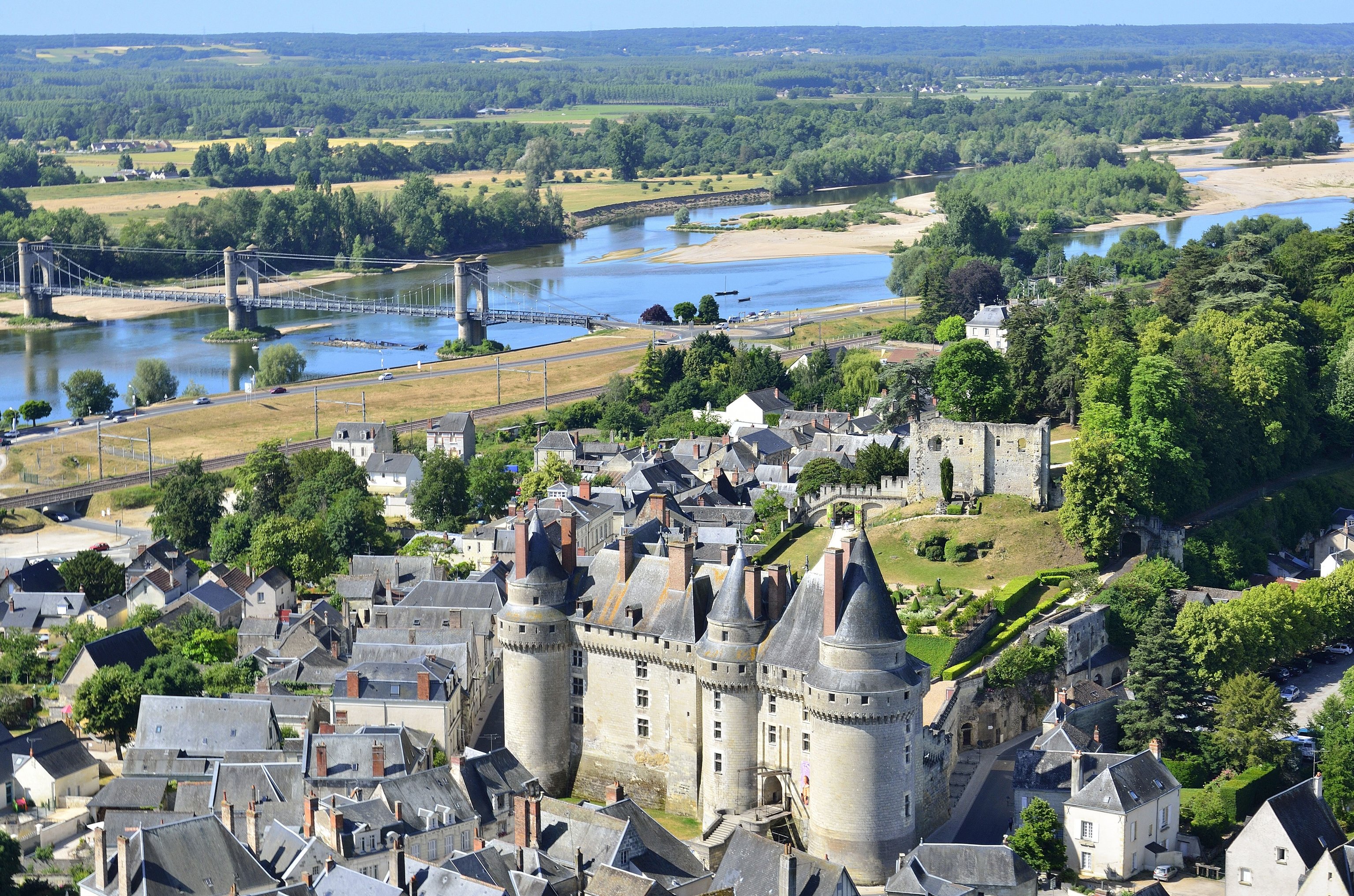 Vista del castillo de Langeais y el río Loira.
