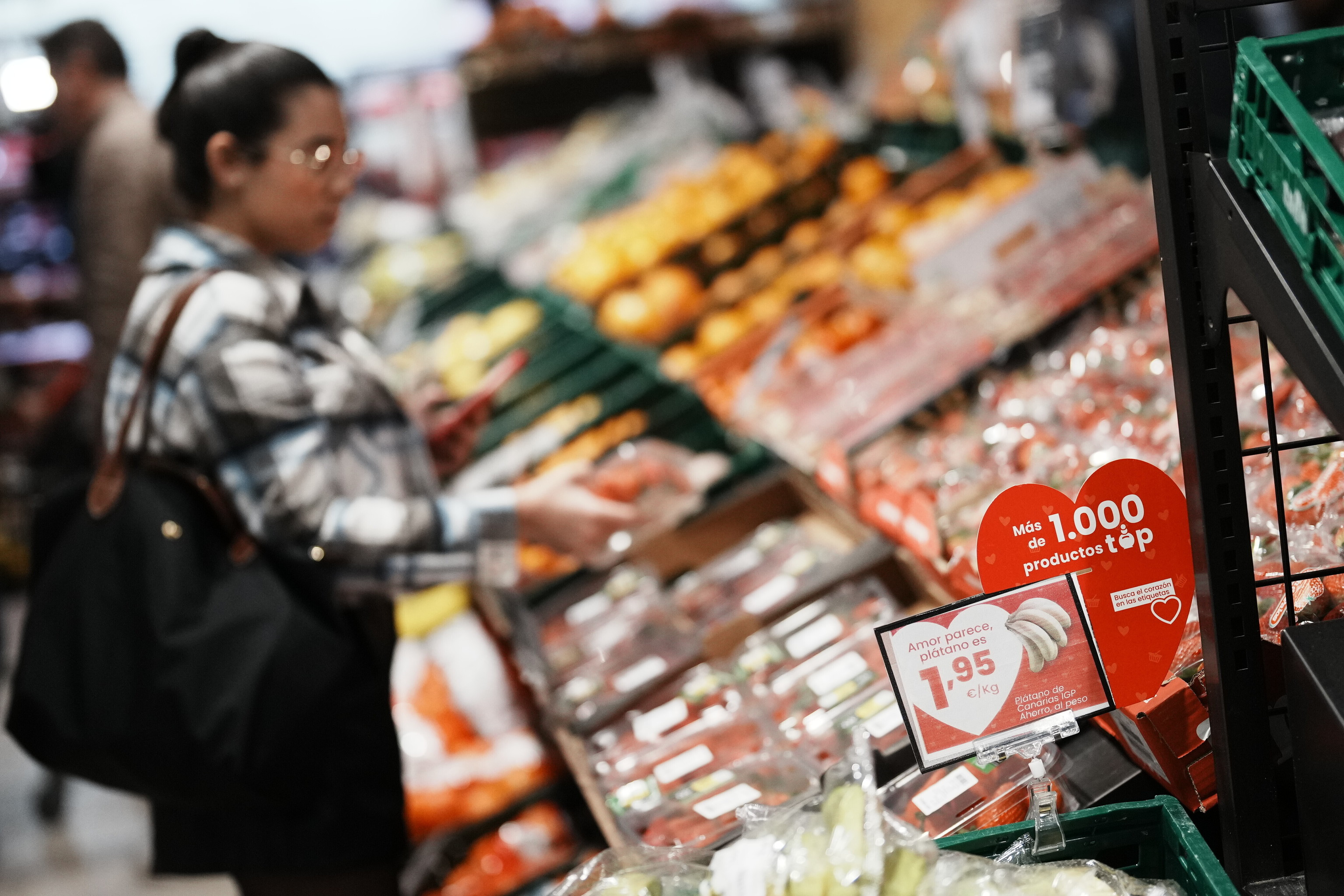 Una mujer compra fruta en un supermercado de Bilbao.
