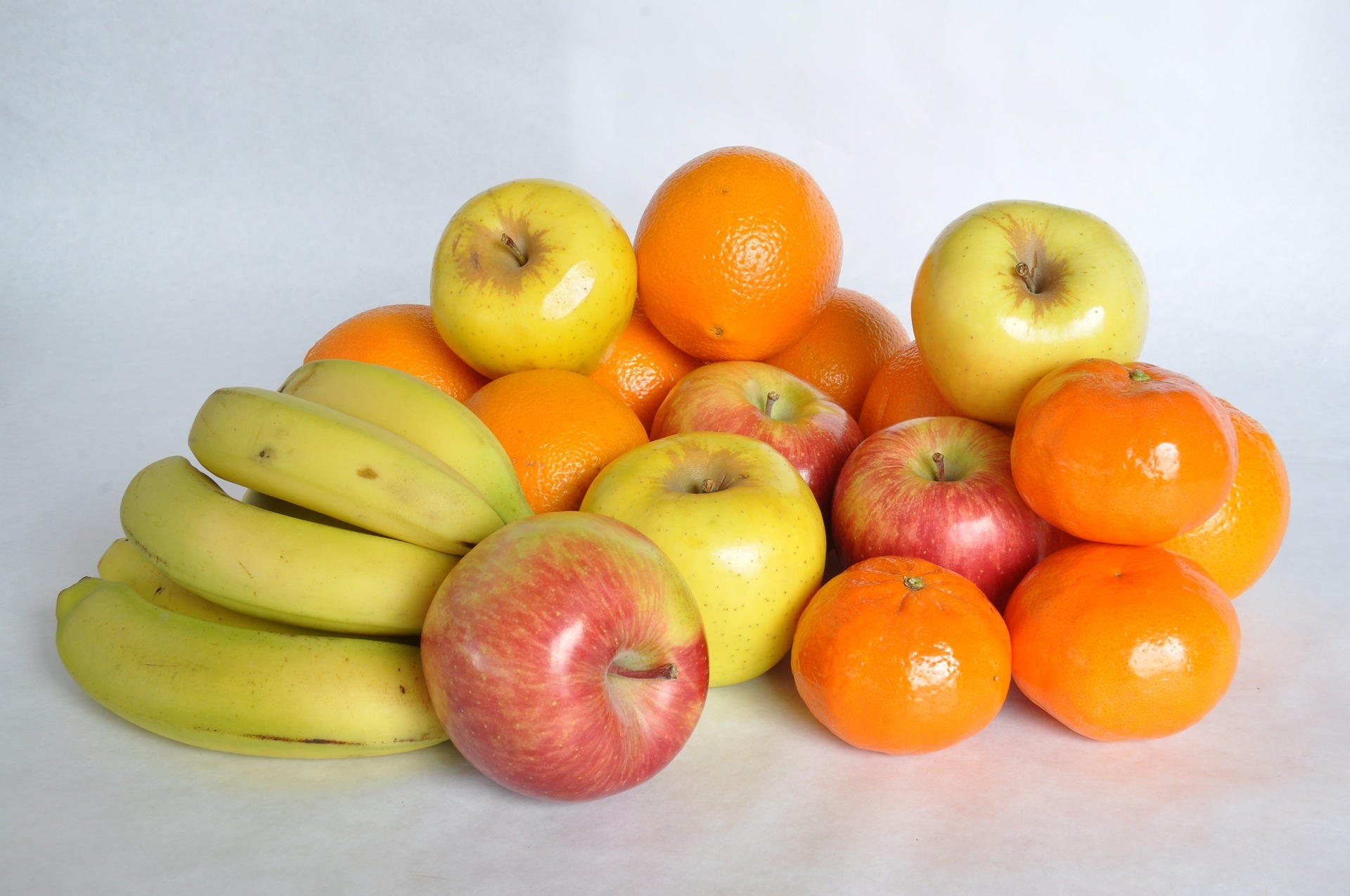 Alimentos prebiticos para mejorar tu salud: pltanos y manzanas.