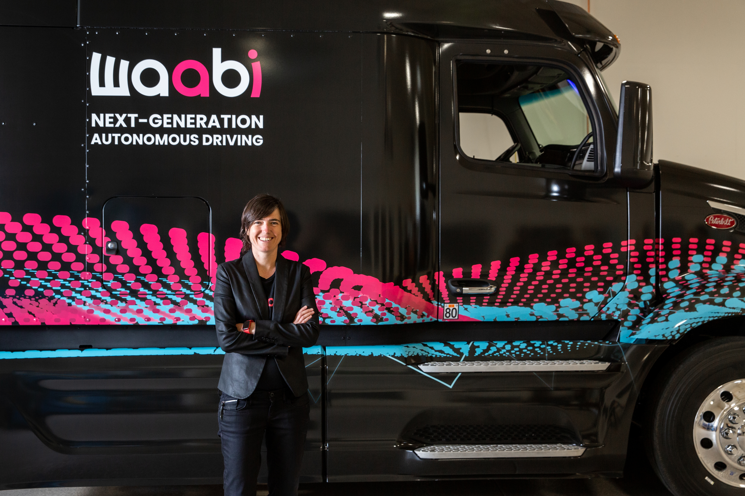 Raquel Urtasun, CEO de Waabi, delante de uno de los camiones de la compañía.