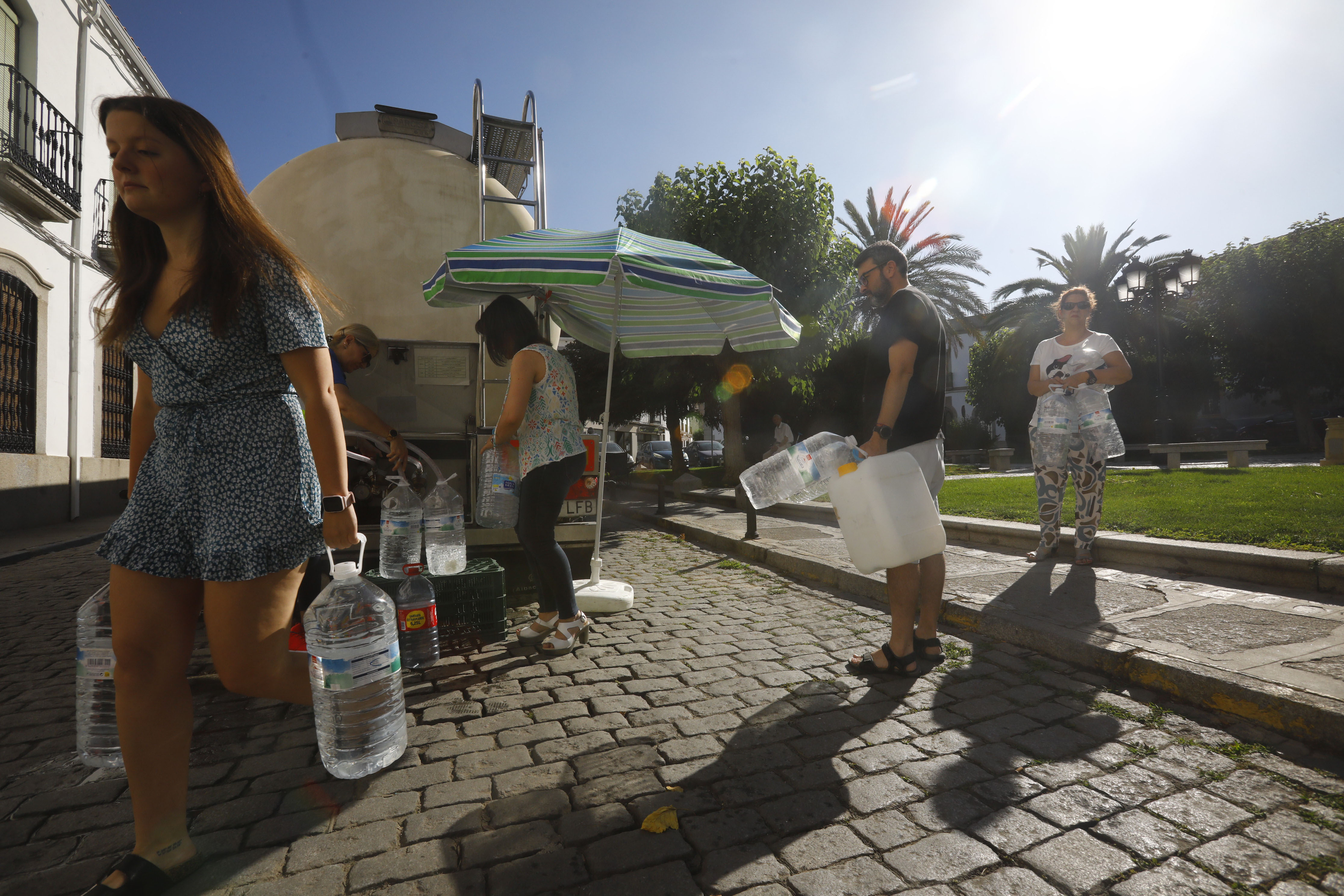 Vecinos de Pozoblanco se abastecen de agua potable de un camión cisterna este mes de julio.