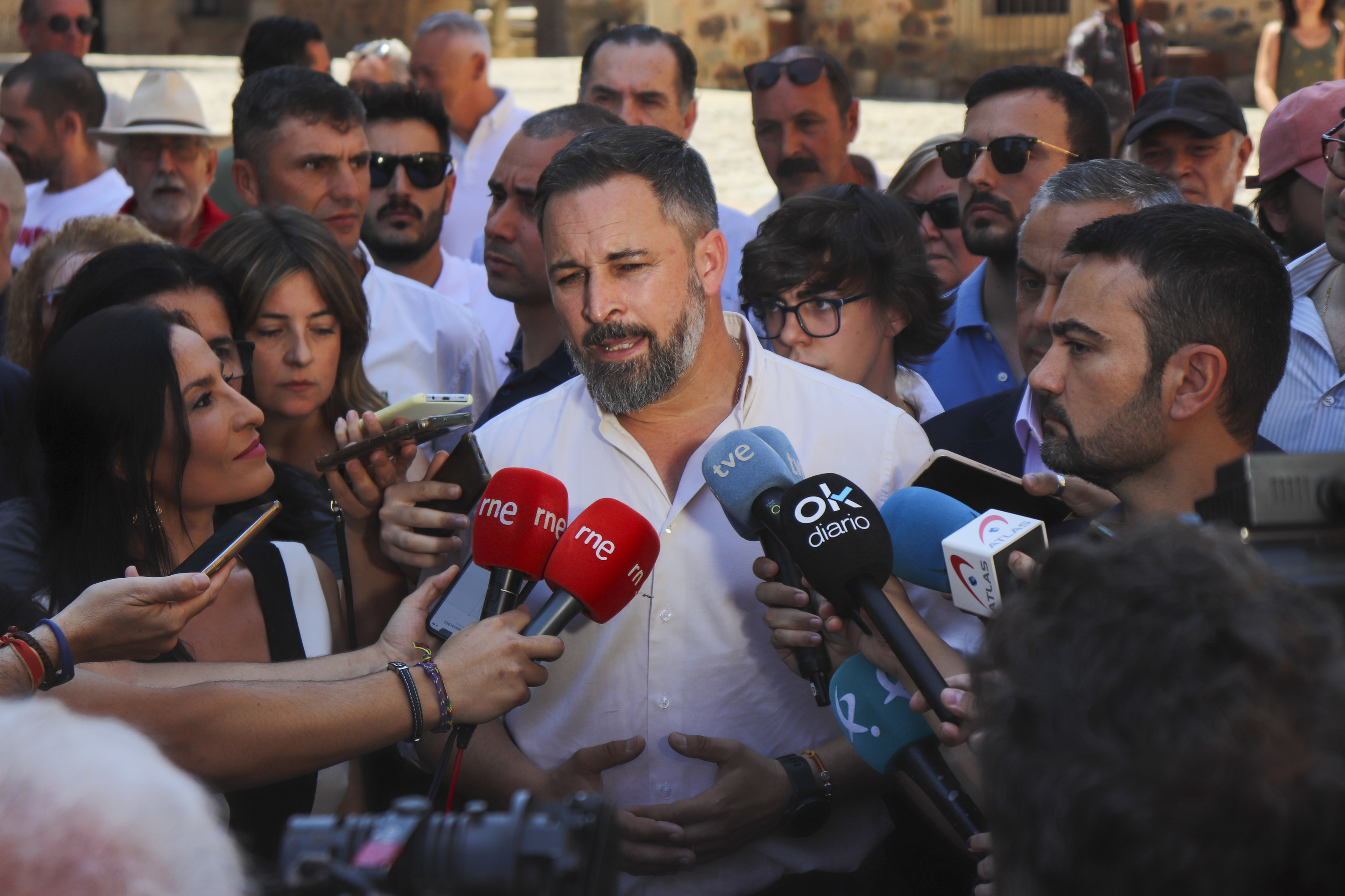 Santiago Abascal atiende a los medios antes del mitin de Vox en Cáceres.