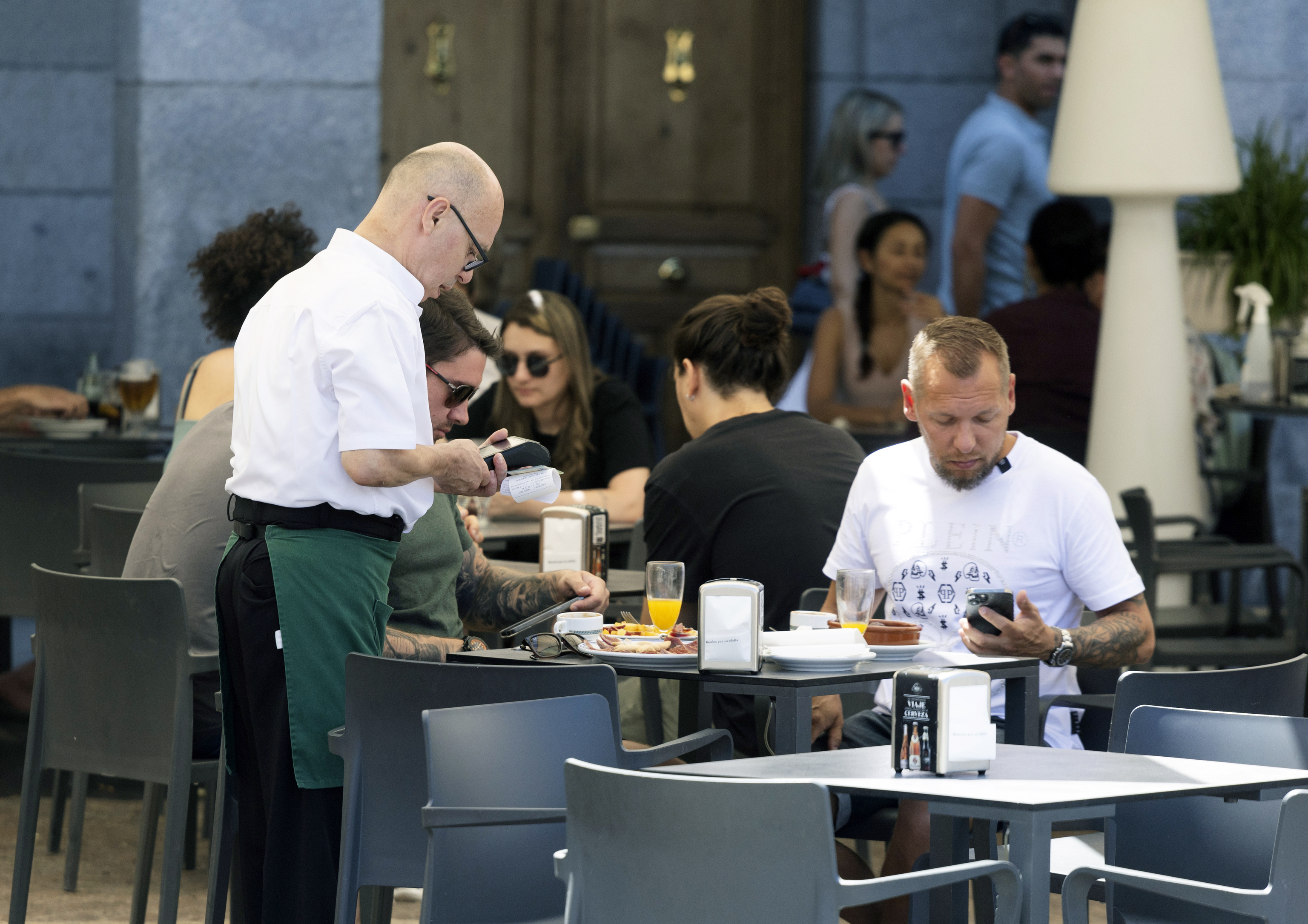 Un camarero espera en una mesa