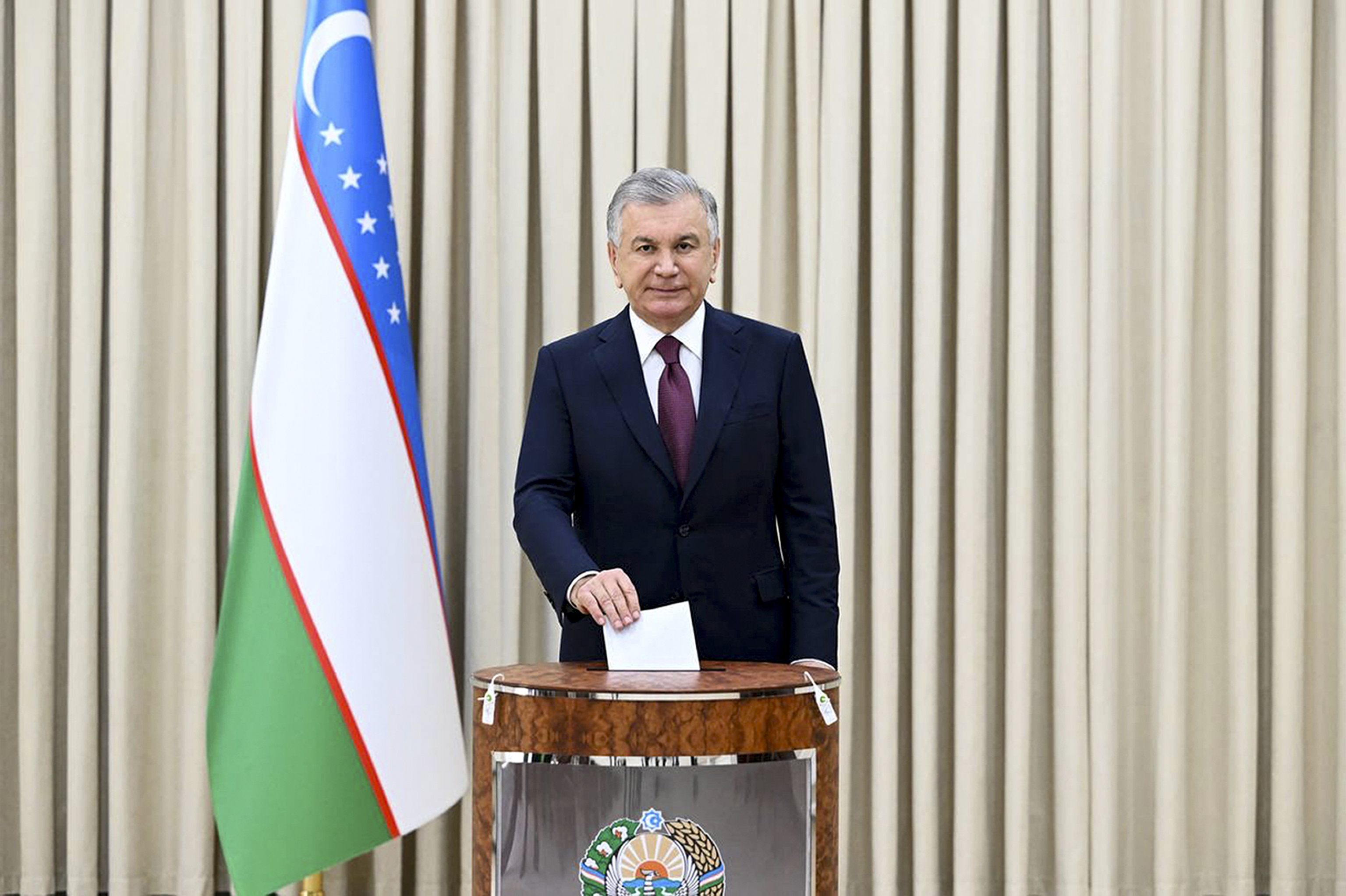 El presidente Shavkat Mirziyoyev, en el momento de la votacin de los pasados comicios presidenciales.