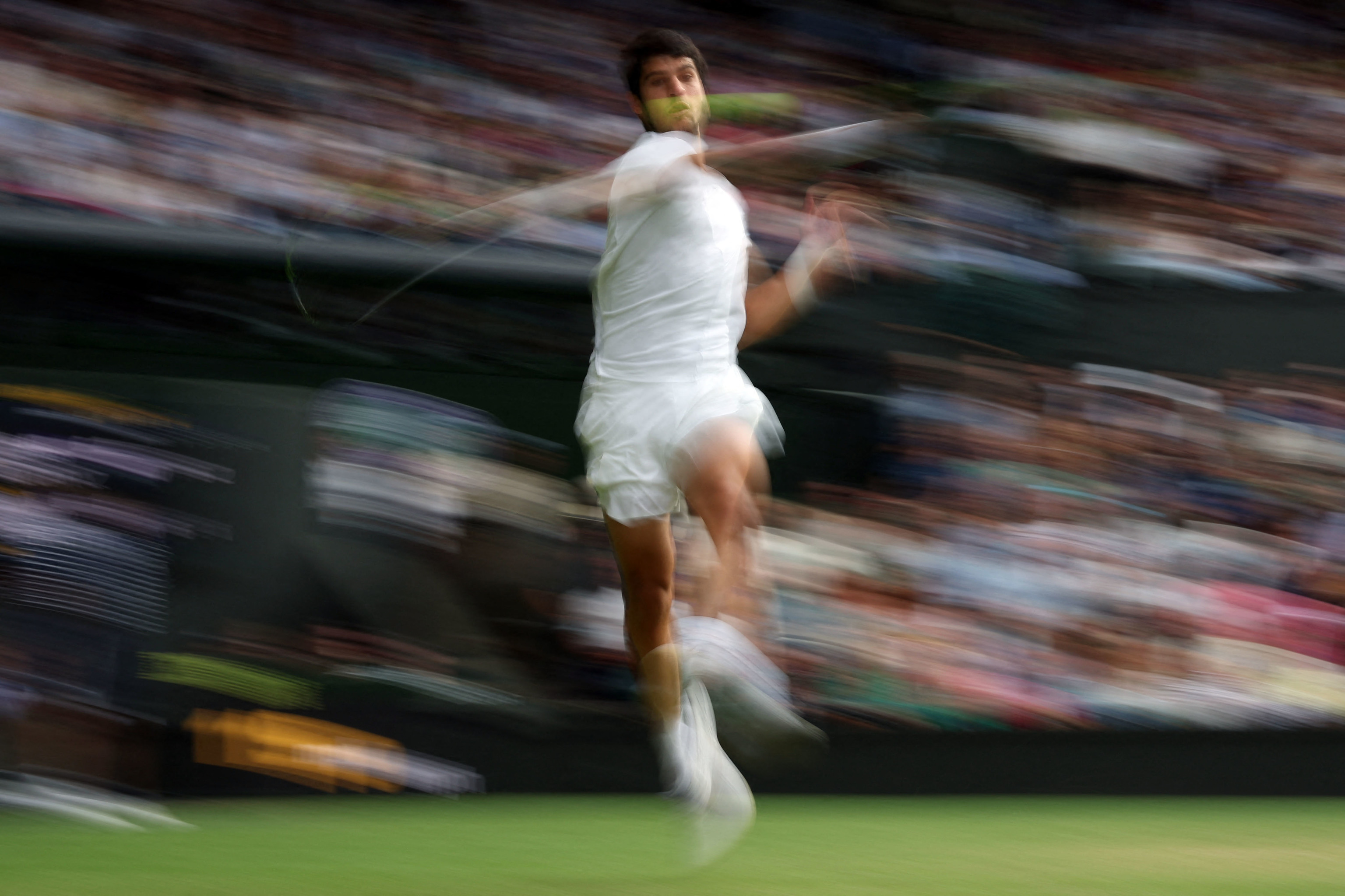 Alcaraz golpea con su 'drive' Durante el partido ante Berrettini.