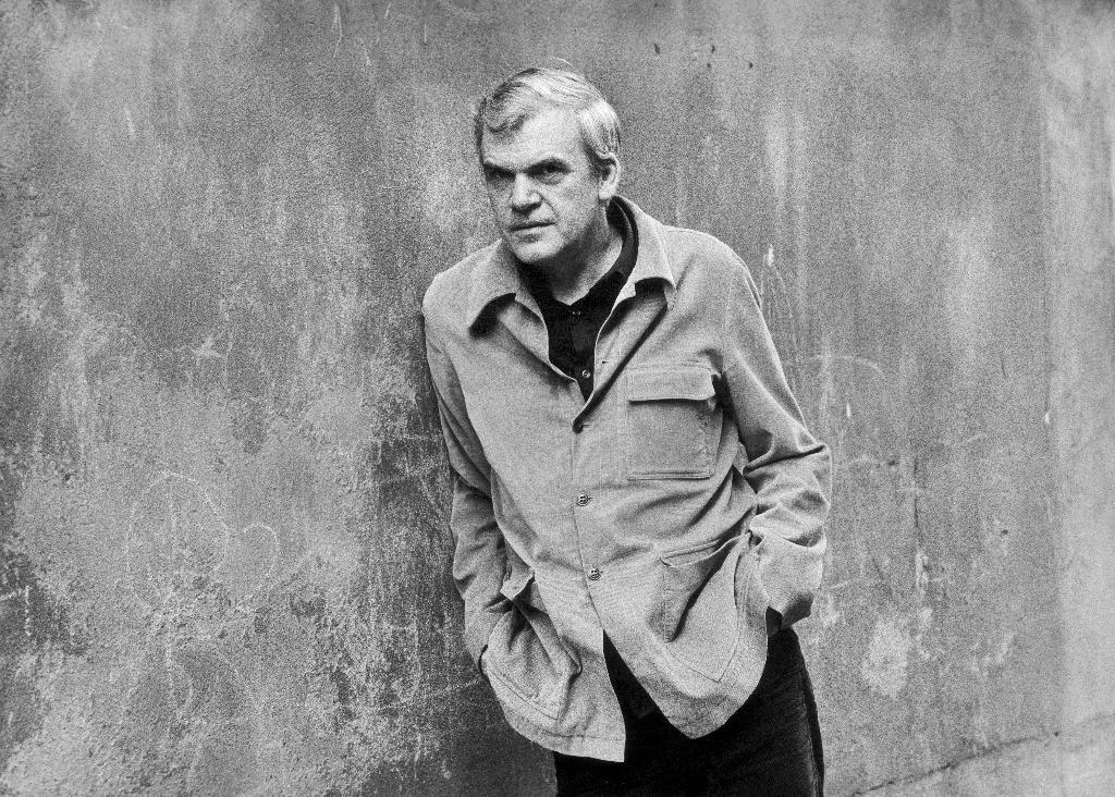 El escritor de origen checo Milan Kundera en una calle de París, en abril de 1979.
