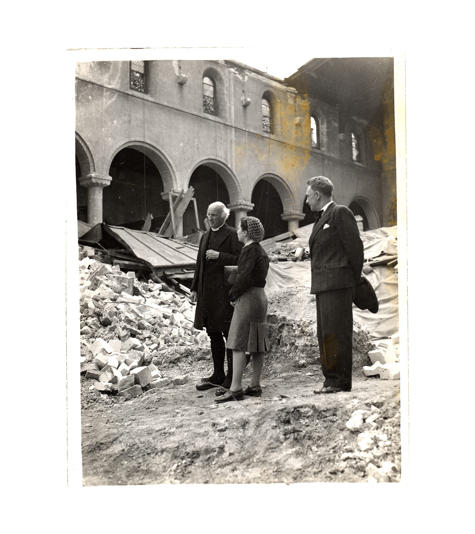 Manuel Chaves Nogales revisa los resultados de los bombardeos alemanes sobre Londres junto a su secretaria,  Frances Kaye, y al arzobispo de Canterbury.