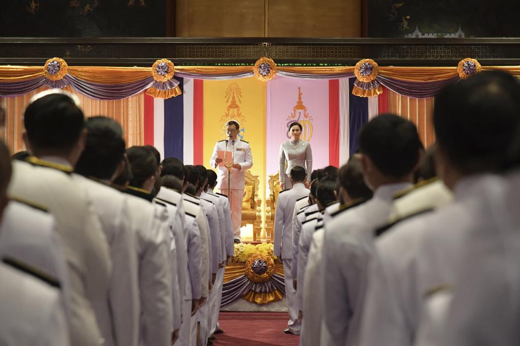 El rey Maha Vajiralongkorn, junto a la reina Suthida, en la solemne apertura del Parlamento tailandés, la semana pasada.