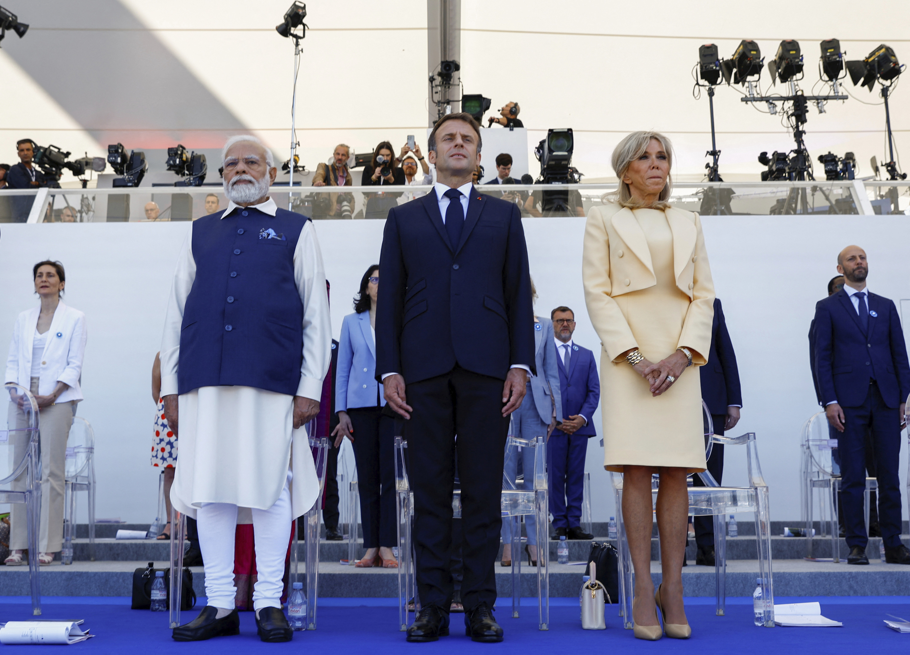 Emmanuel Macron con Narendra Modi y su esposa, Brigitte.