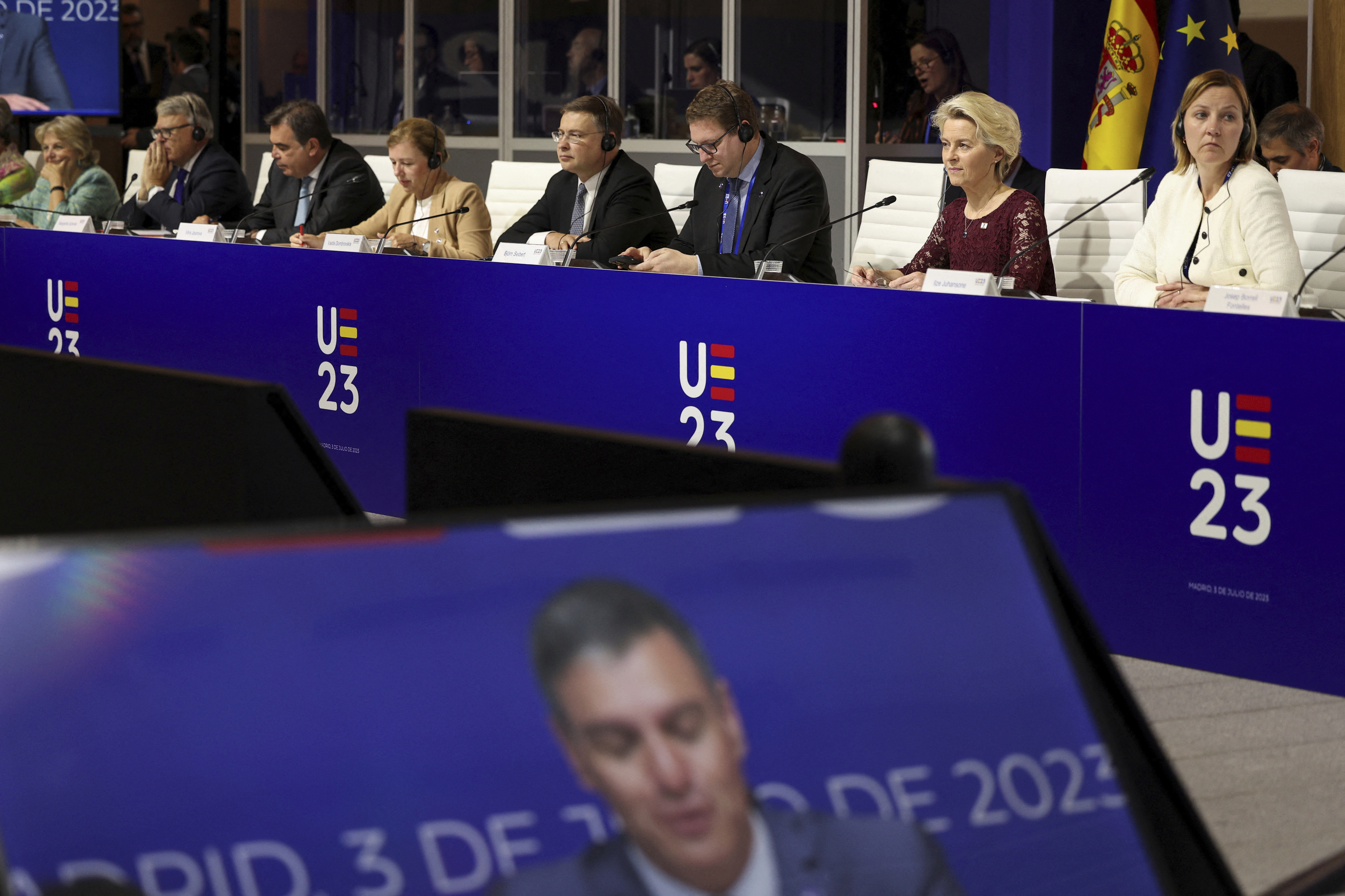 Pedro Snchez, visto en pantalla en una reunin en el arranque de la Presidencia espaola de la UE.