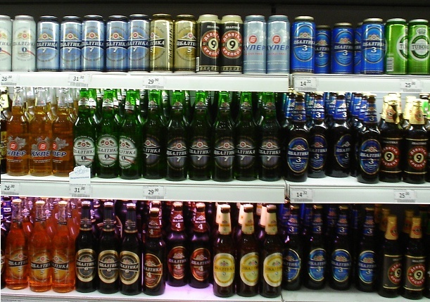 Un estante con cervezas Baltika.