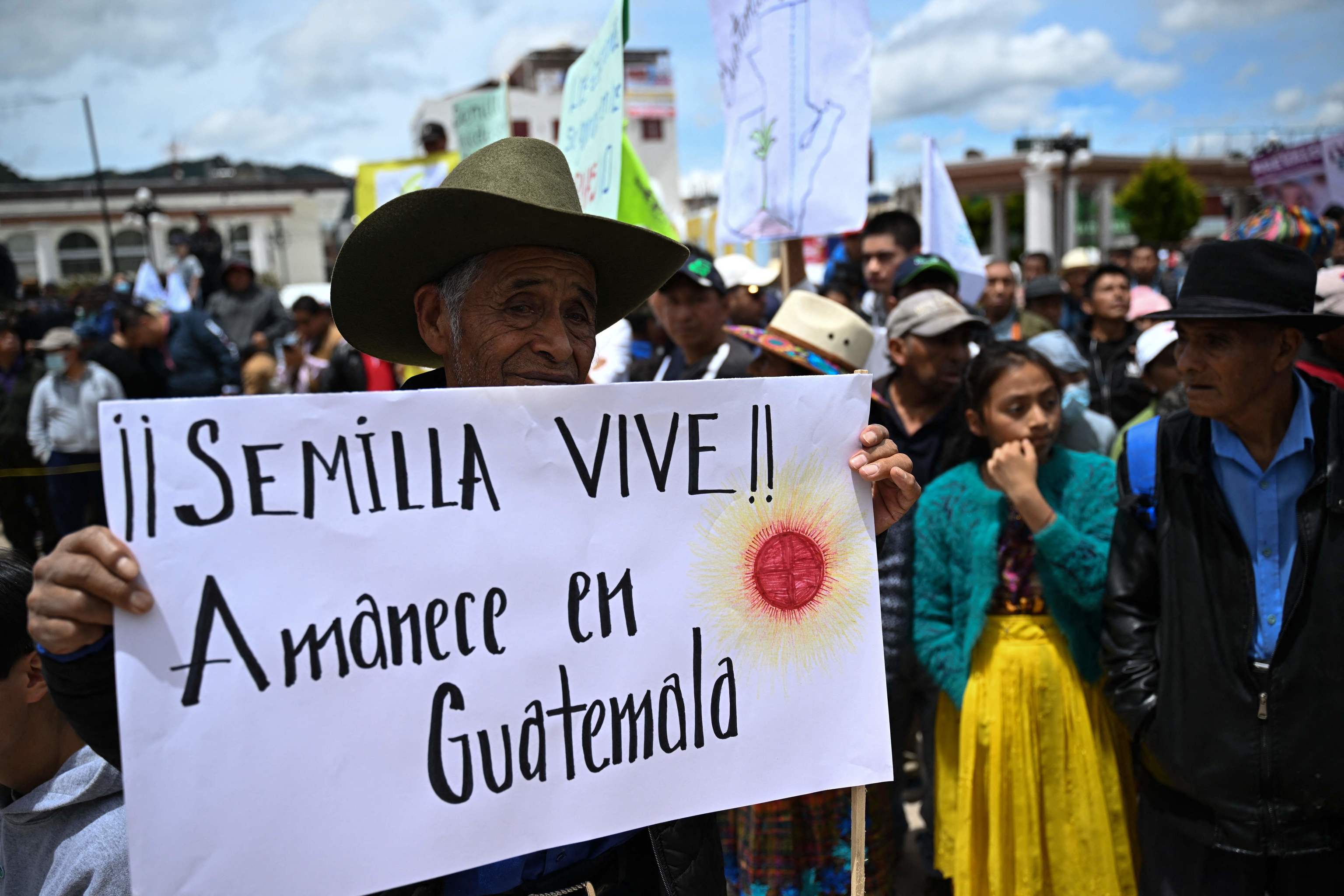 Miles de personas se manifiestan en Guatemala tras el intento fallido de ilegalizar el partido Semilla: "Estamos al borde de perder la democracia" | Internacional