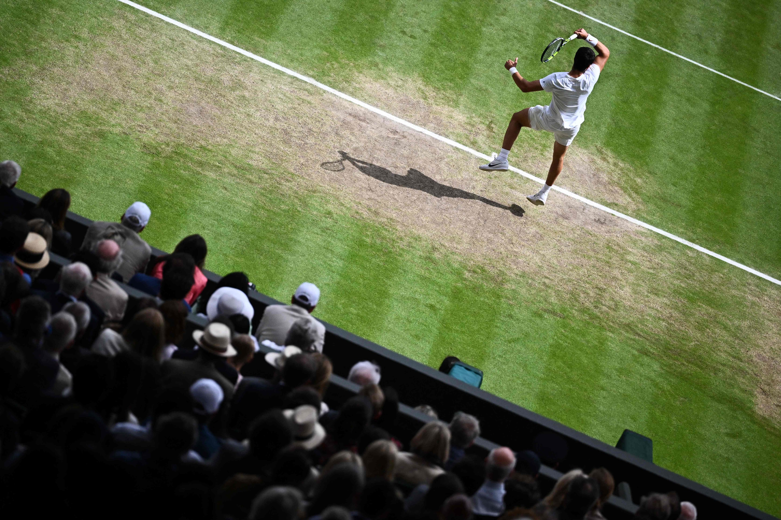 Alcaraz, con su 'drive', durante la final de Wimbledon ante Djokovic.
