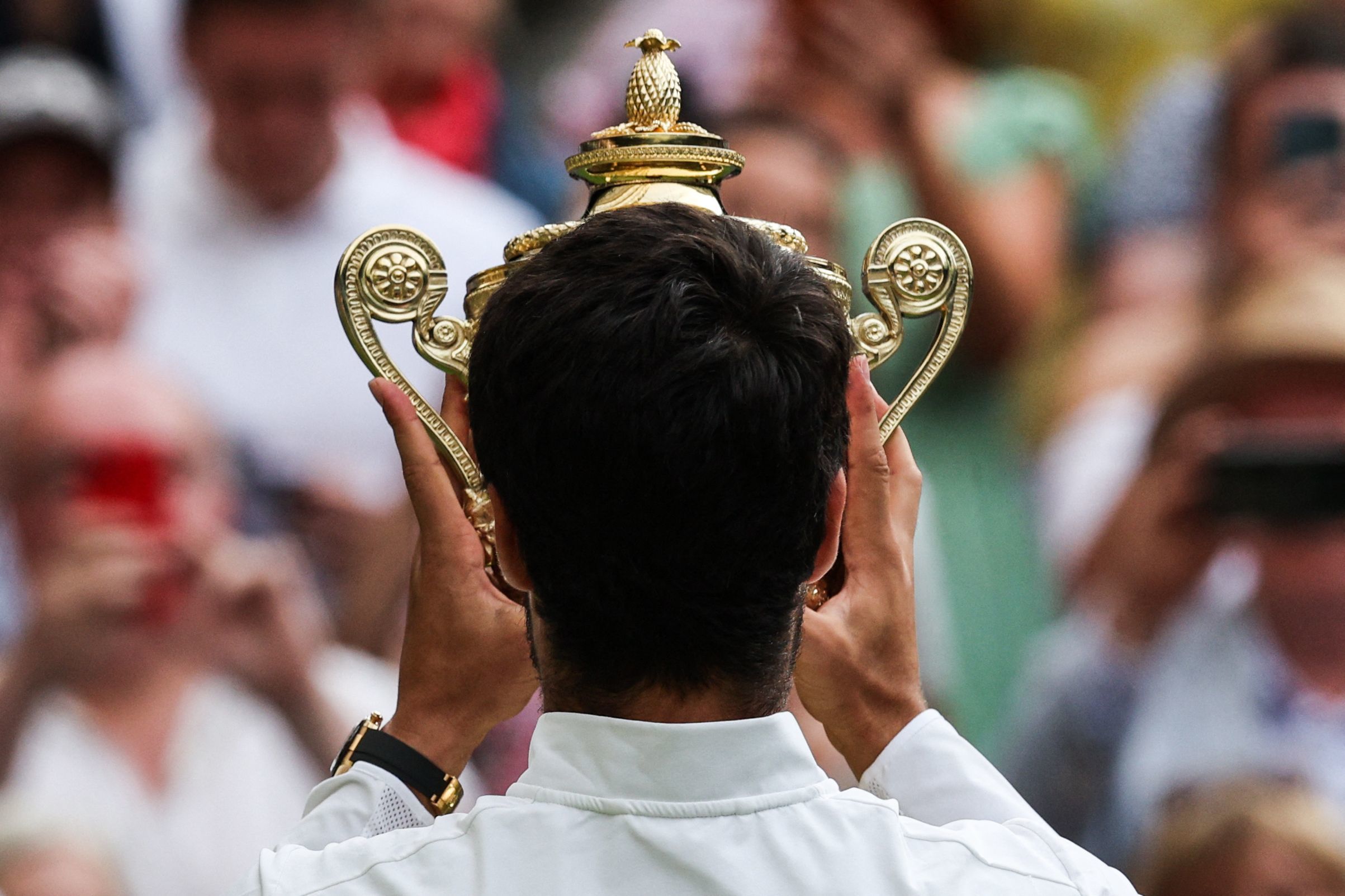 Alcaraz posa con el trofeo de Wimbledon.