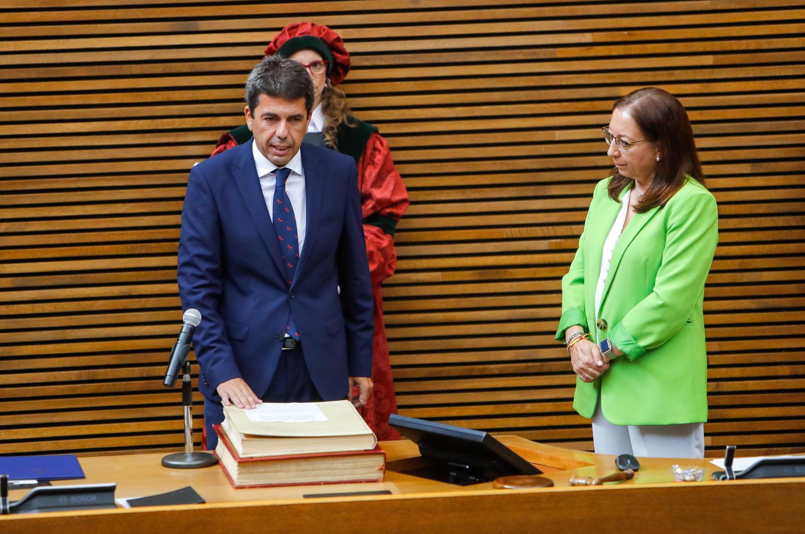 Carlos Mazn, durante su juramento como presidente de la Generalitat Valenciana, ante Llanos Mass.