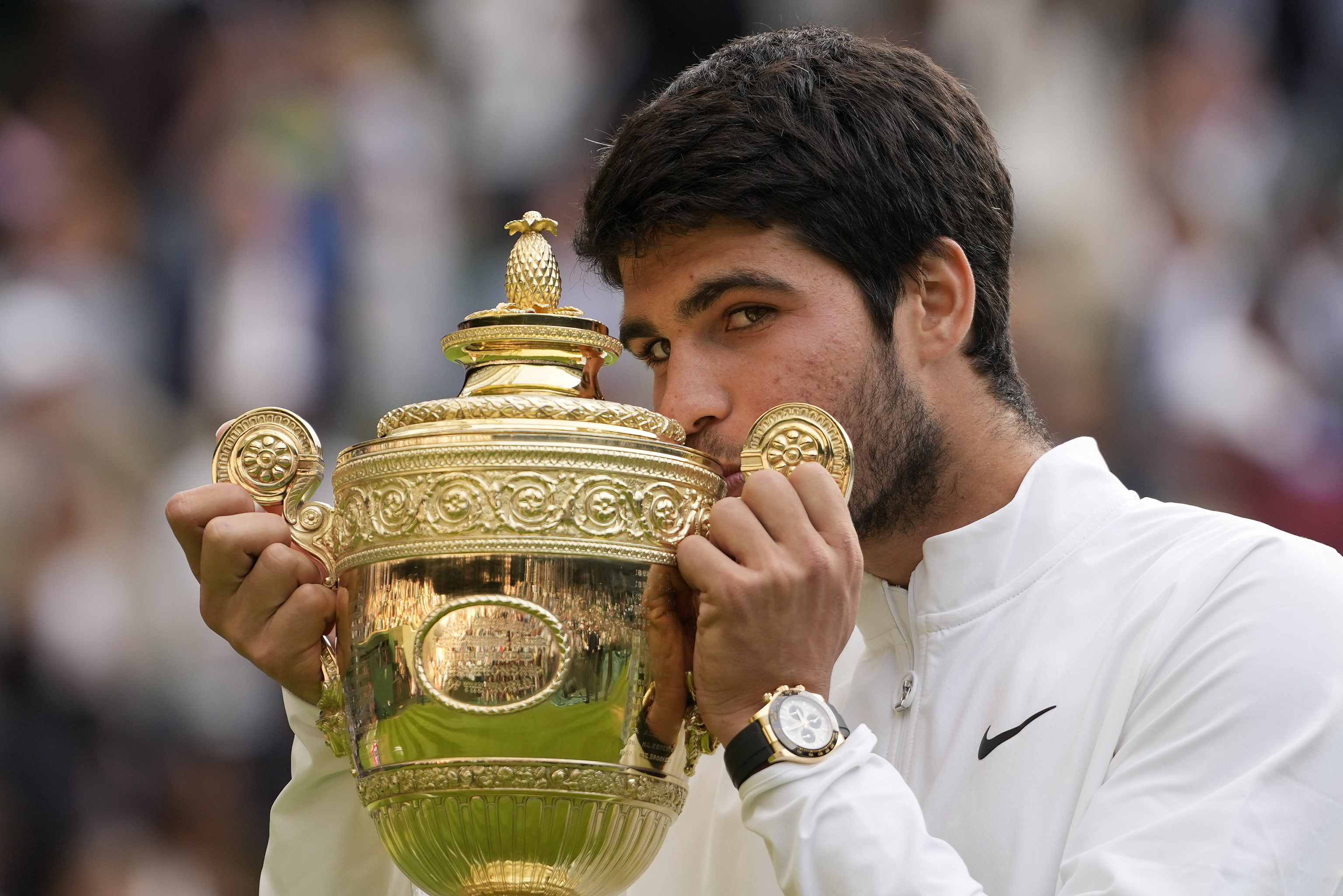 Carlos Alcaraz besa el trofeo de campen de Wimbledon tras derrotar a Novak Djokovic en la final masculina.