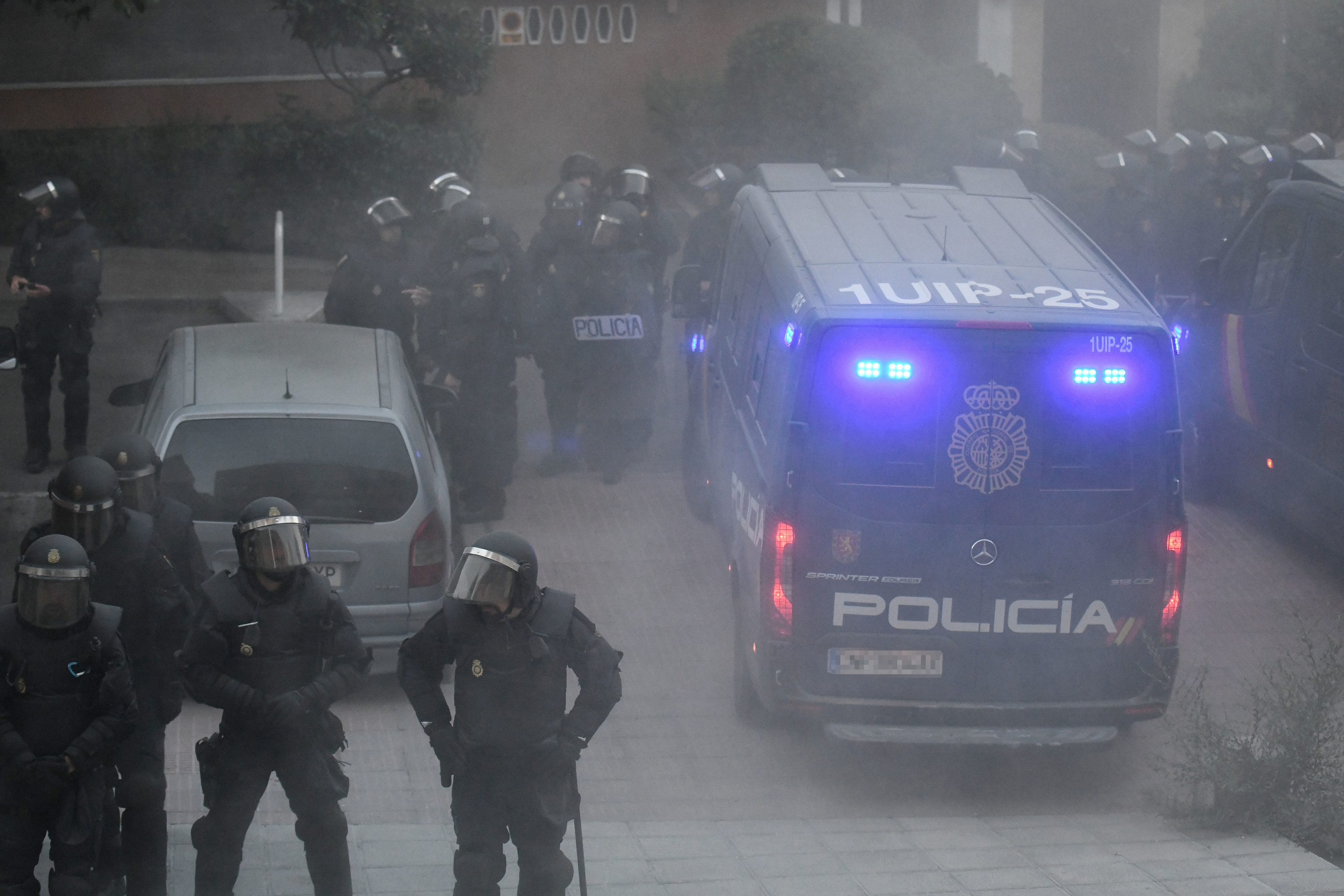 Policías Nacionales durante el desalojo.