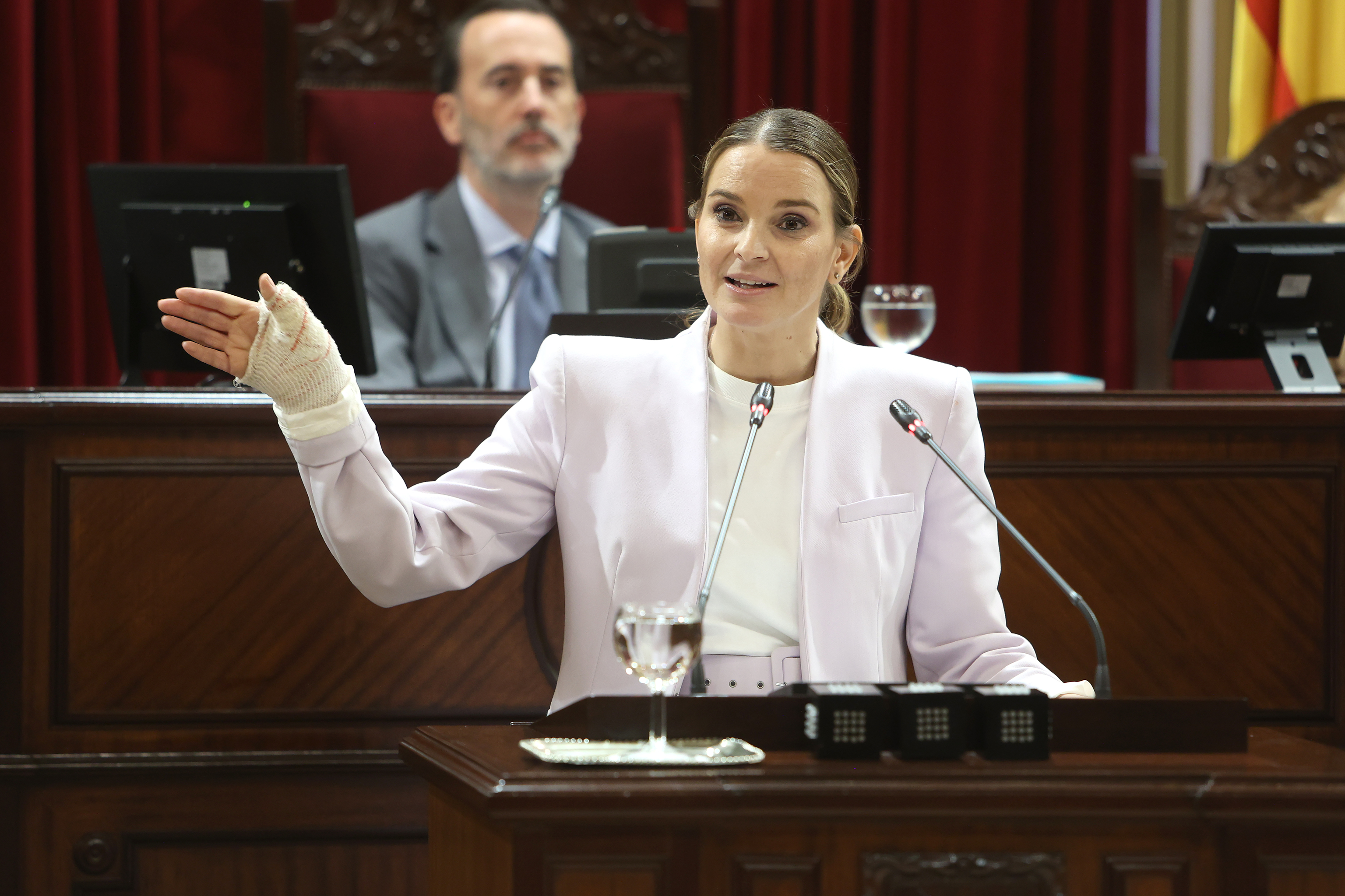 La presidenta de Baleares, Prohens, en el Parlament.