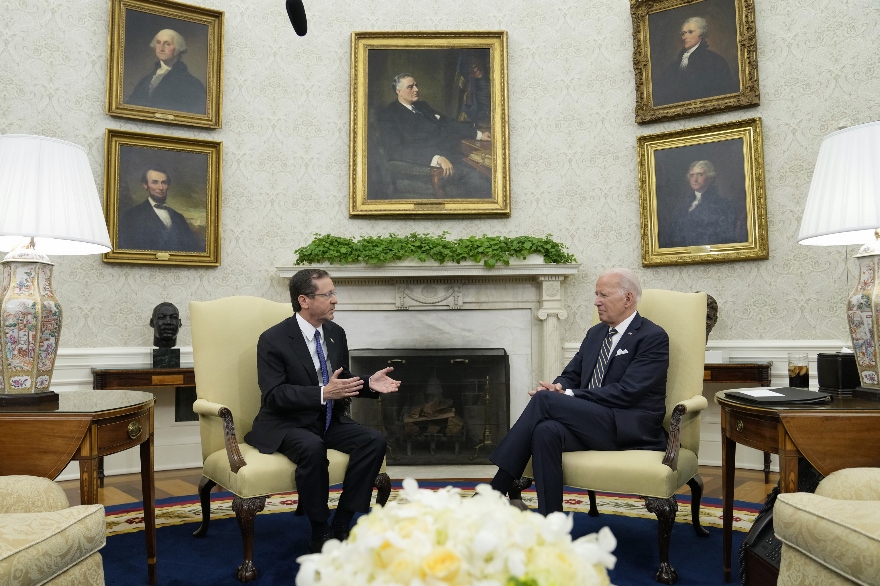 El presidente de Estados Unidos, Joe Biden, se rene con el presidente de Israel, Isaac Herzog, en la Oficina Oval de la Casa Blanca.