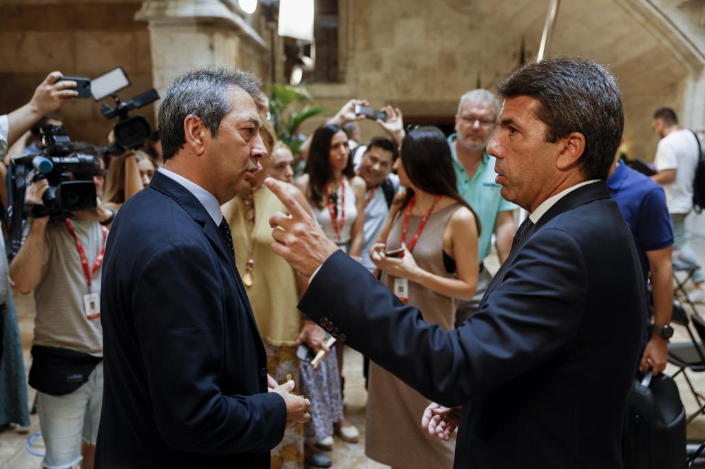 Vicente Barrera conversa con Carlos Mazón en el Palau de la Generalitat.