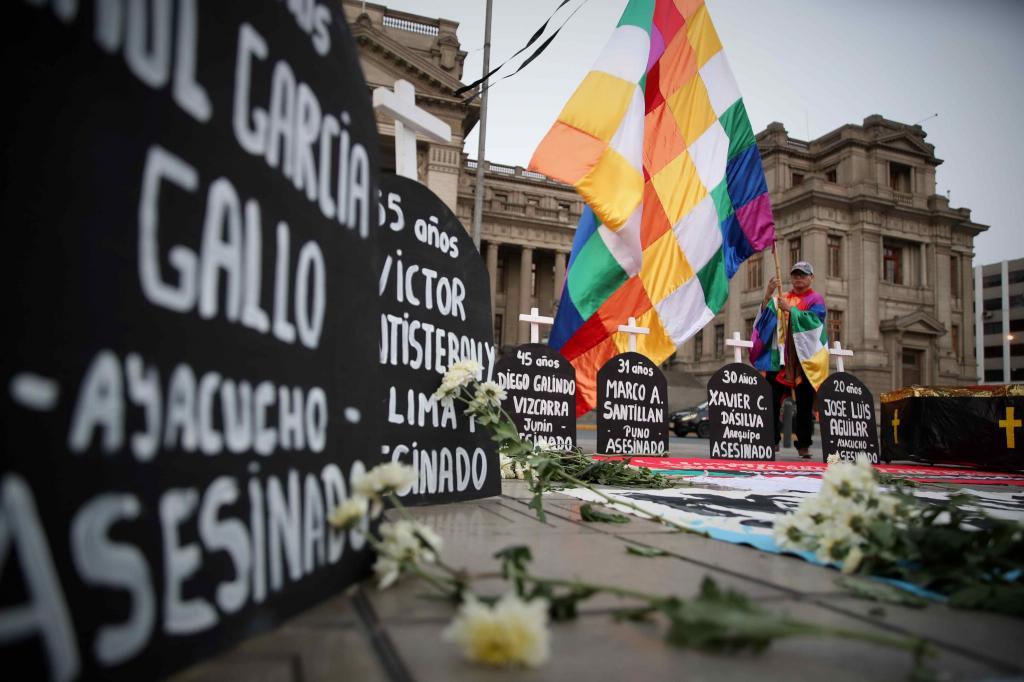 Pancartas en la vigilia del sábado en Lima en memoria de las víctimas de las últimas protestas.