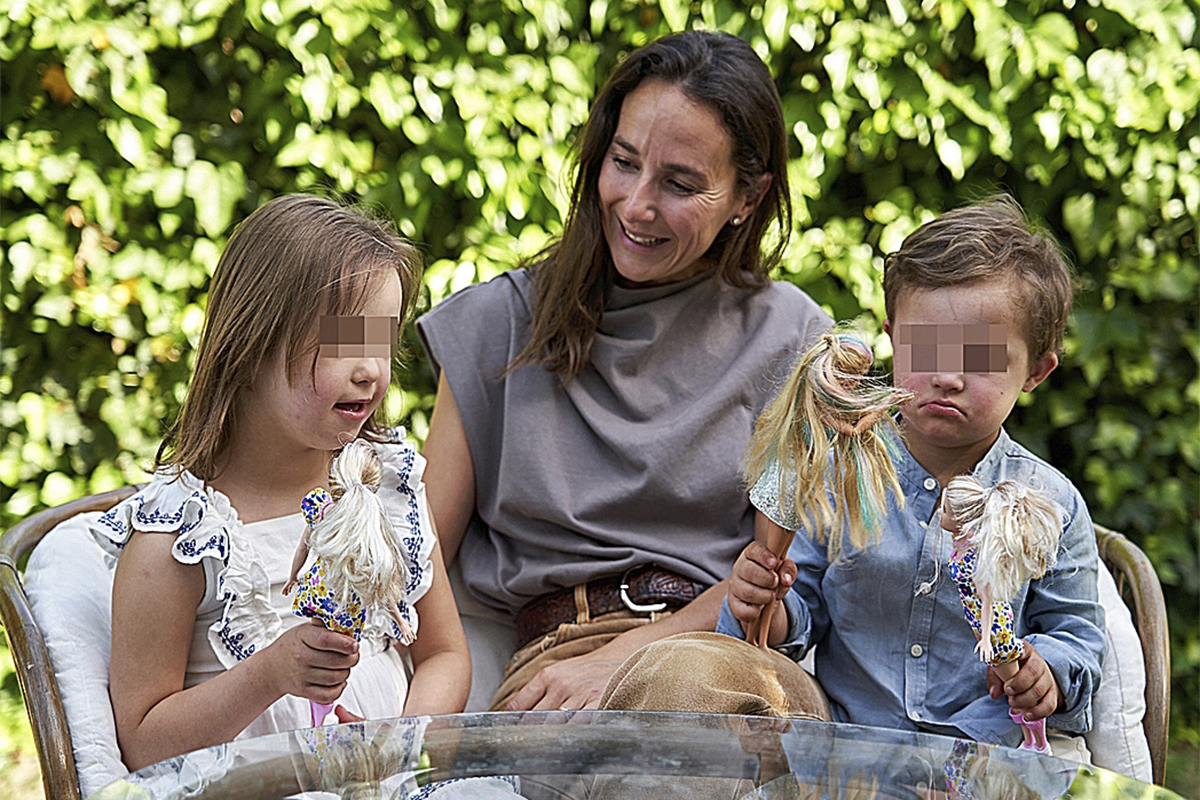 Mariana de Ugarte y sus hijos, Mariana y Jaime, jugando con muñecas Barbie