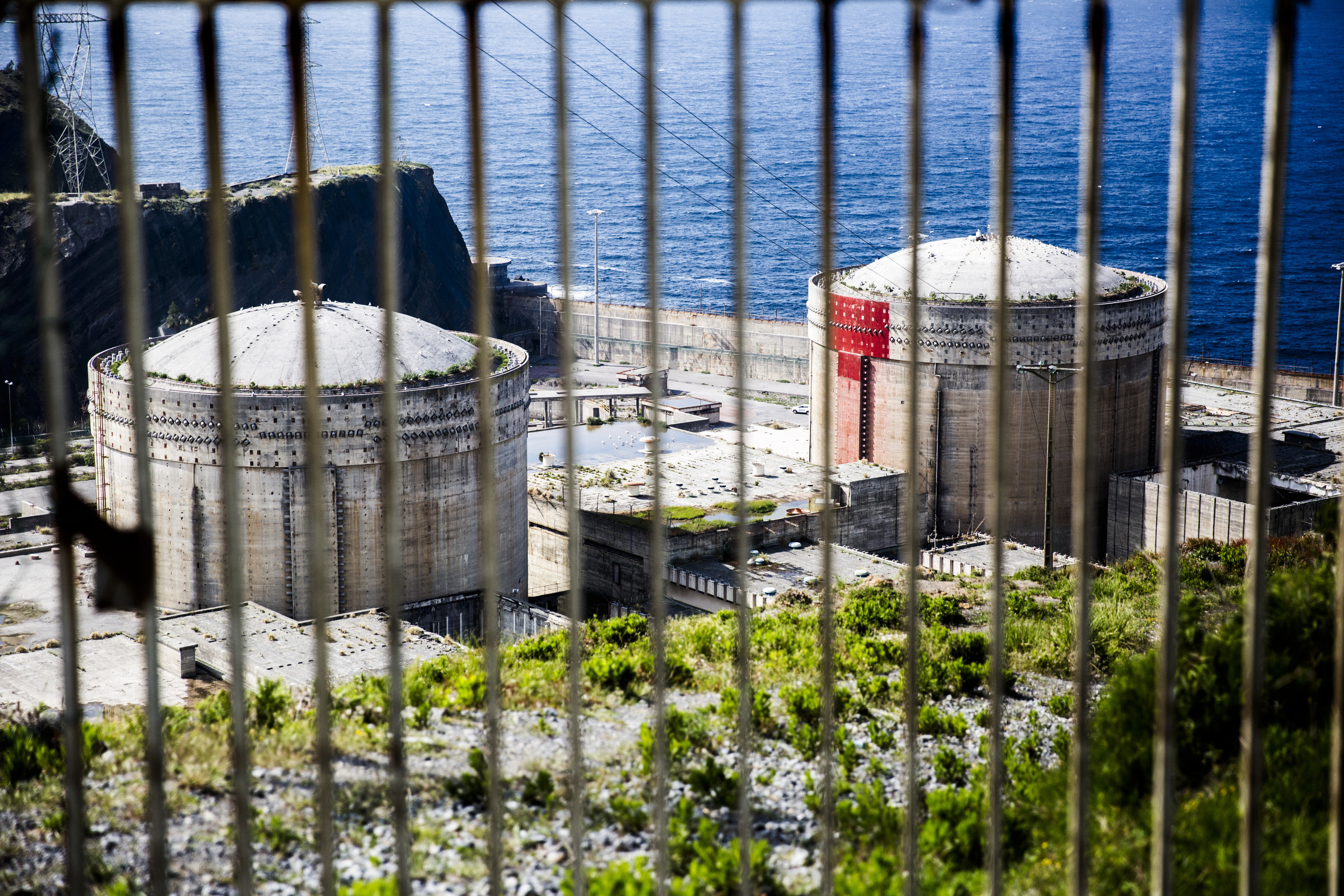 La central de Lemoiz con el muro junto al mar que pretende arreglar ahora el Gobierno de Urkullu.