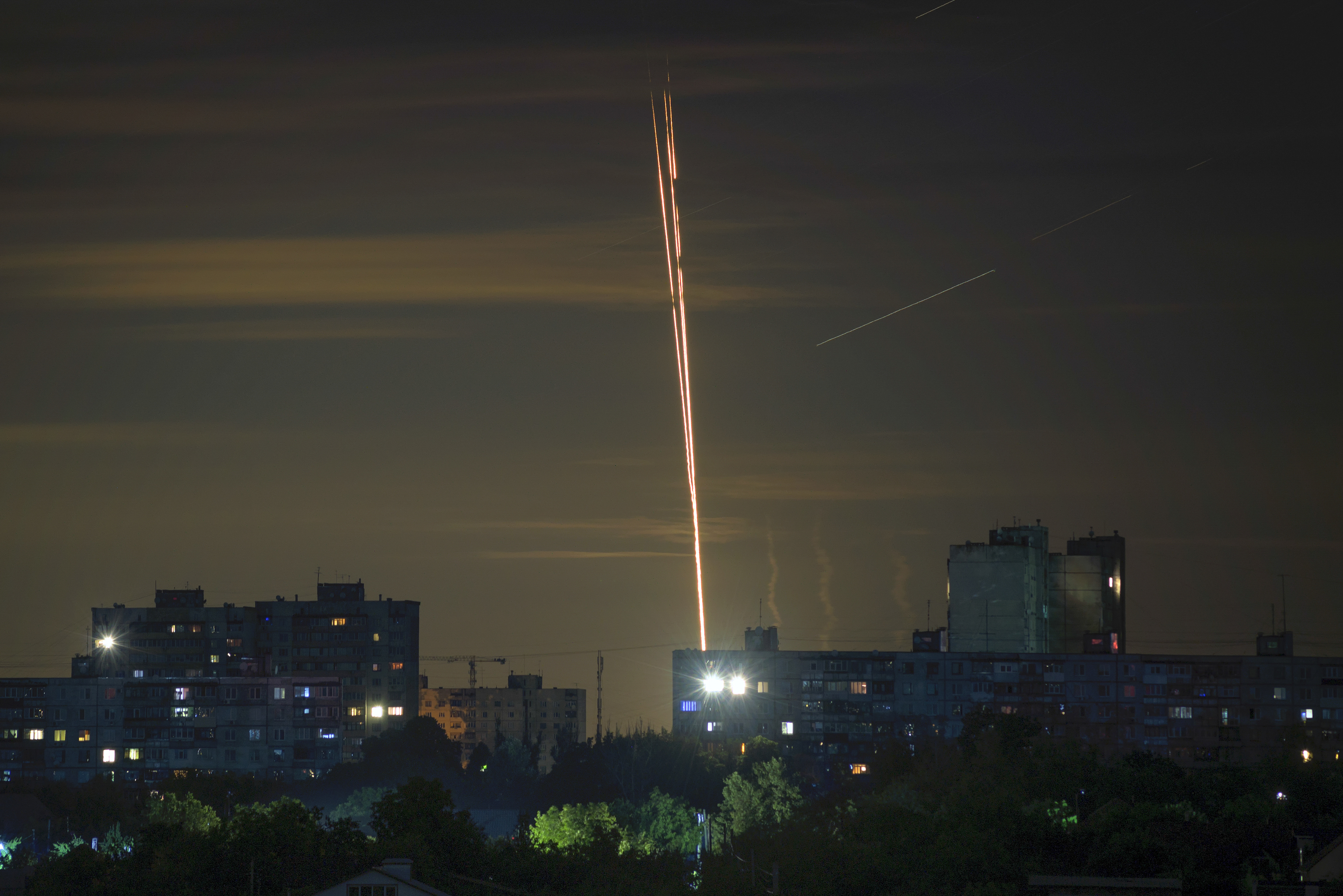 Cohetes rusos son lanzados contra Ucrania desde la región rusa de Belgorod.