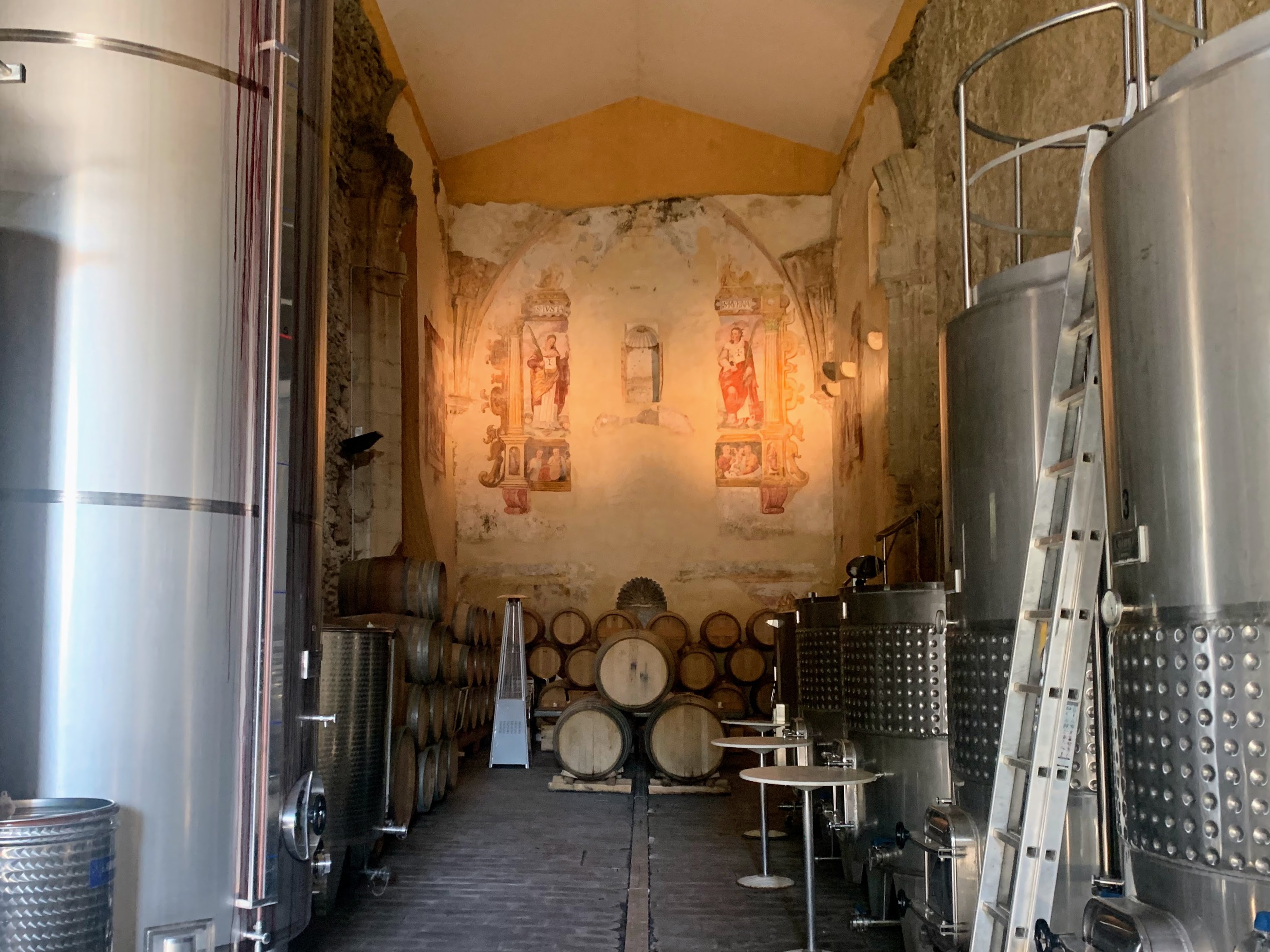 Sala de elaboración de la bodega Descalzos Viejos con los antiguos frescos del convento.