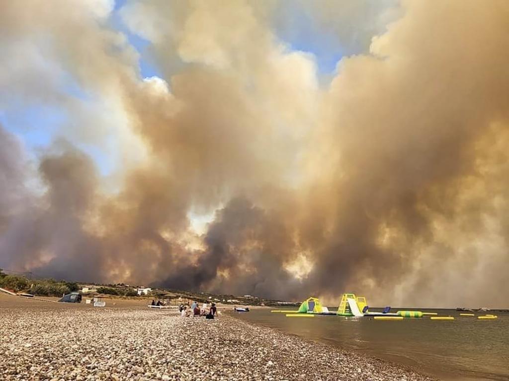 Nubes de humo de un incendio forestal se elevan hacia el cielo en la isla de Rodas