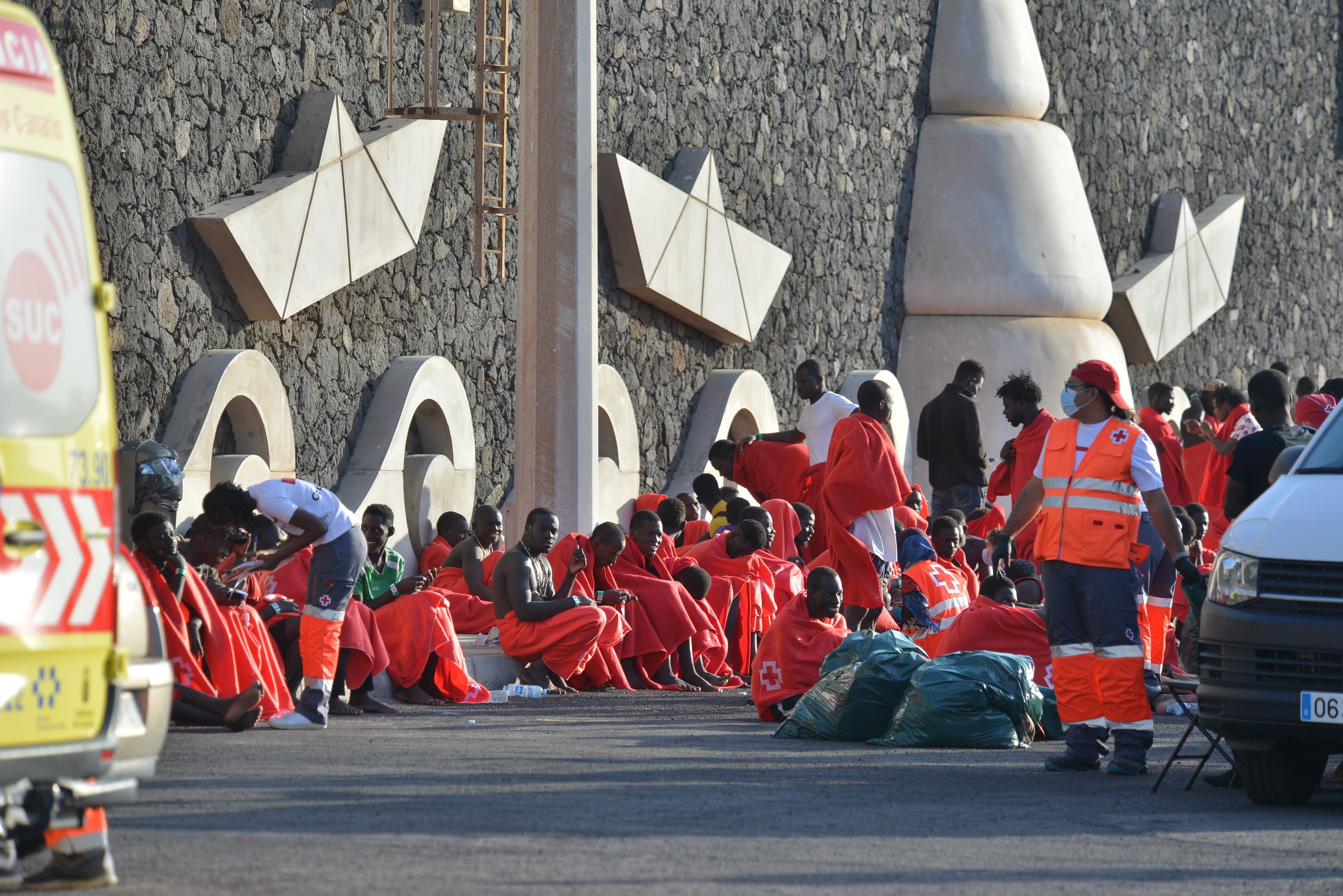 Inmigrantes atendidos tras llegar esta semana a Canarias