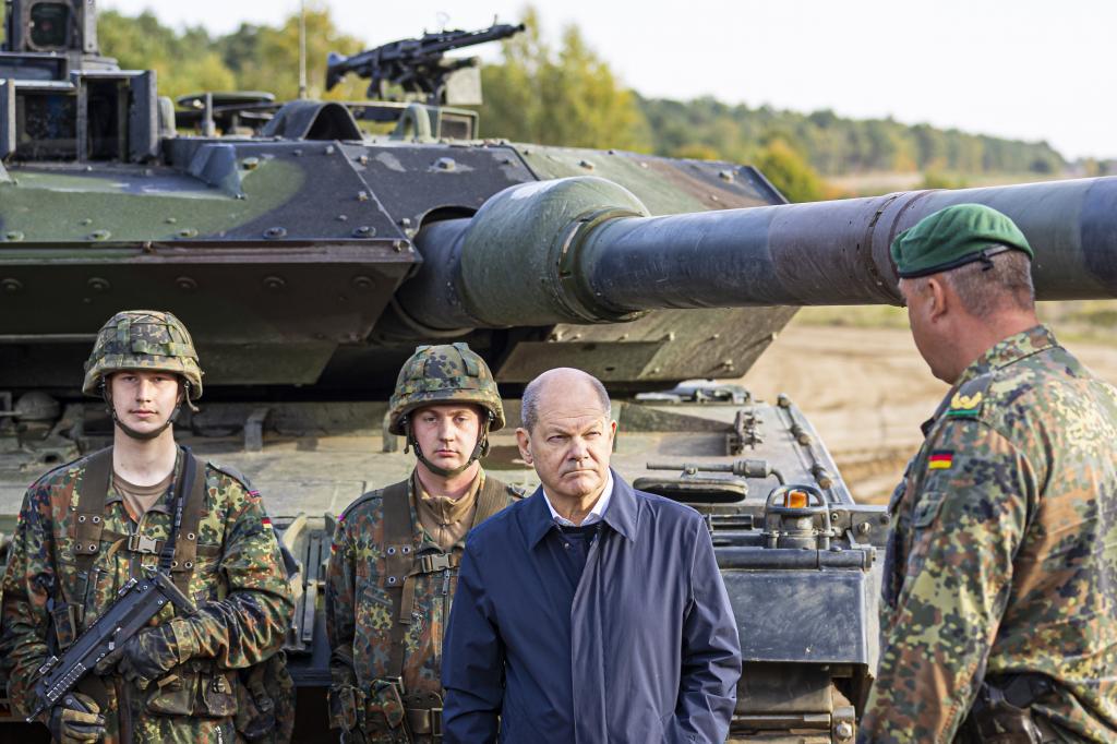 Scholz, con soldados frente a un tanque Leopard 2 durante un ejercicio de entrenamiento.