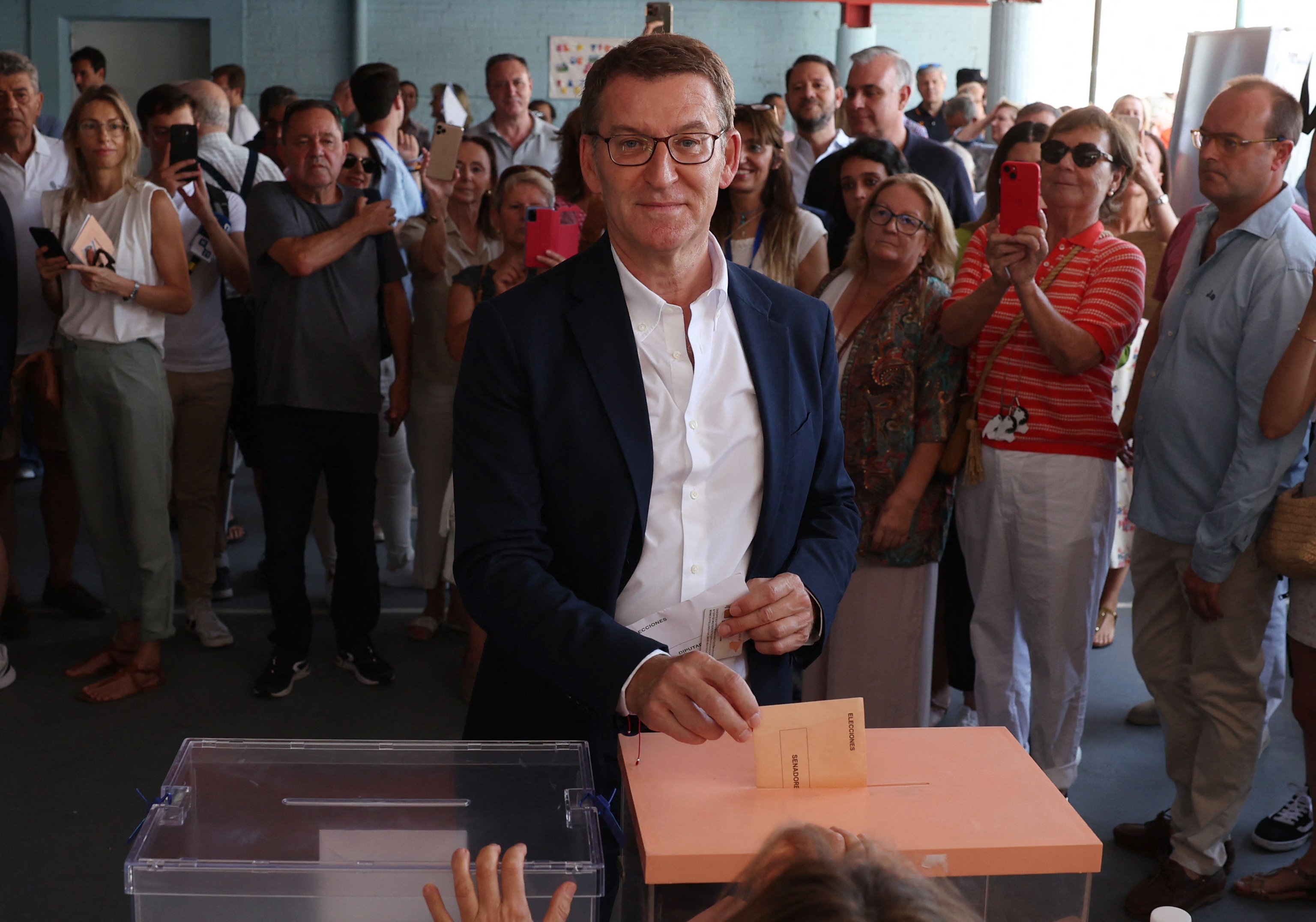 Alberto Núñez Feijóo vota, este domingo, en el Colegio Ramiro de Maeztu de Madrid.