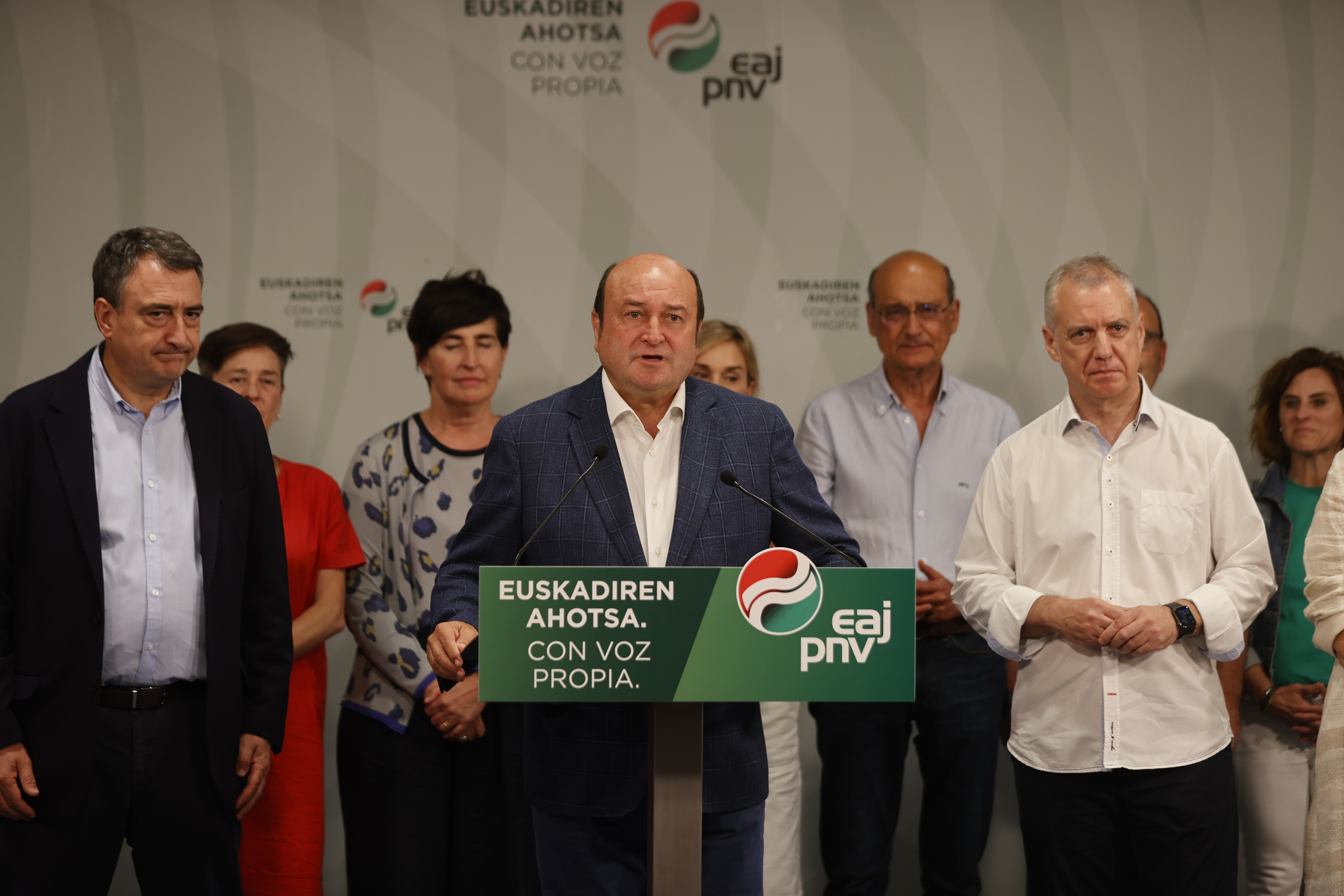 Andoni Ortuzar compara durante la noche electoral flanqueado por Aitor Esteban e I