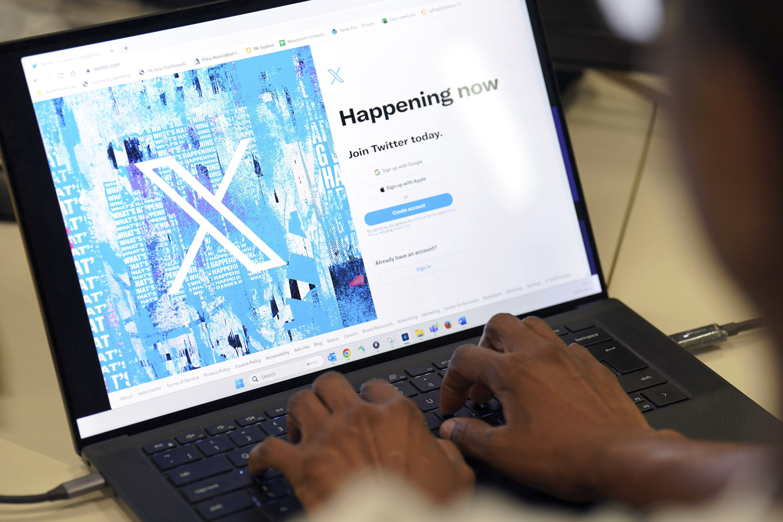 Una persona posa para una foto mientras se registra en Twitter, en una pantalla que muestra el nuevo logotipo de la plataforma, en una oficina en el centro de Londres, el lunes 24 de julio de 2023