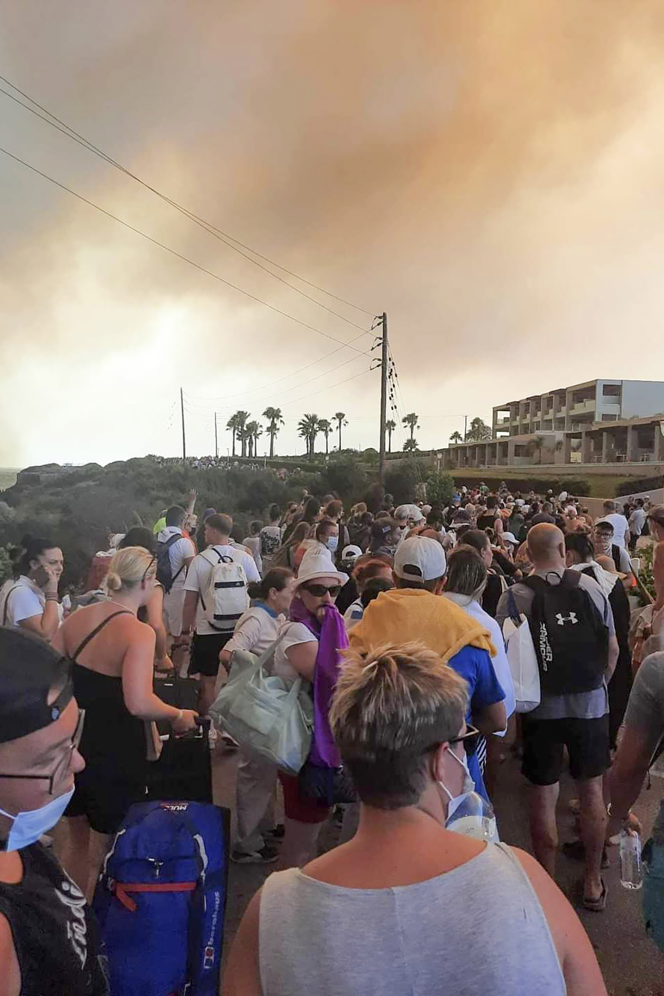 Turistas esperando a ser evacuados, en Rodas.