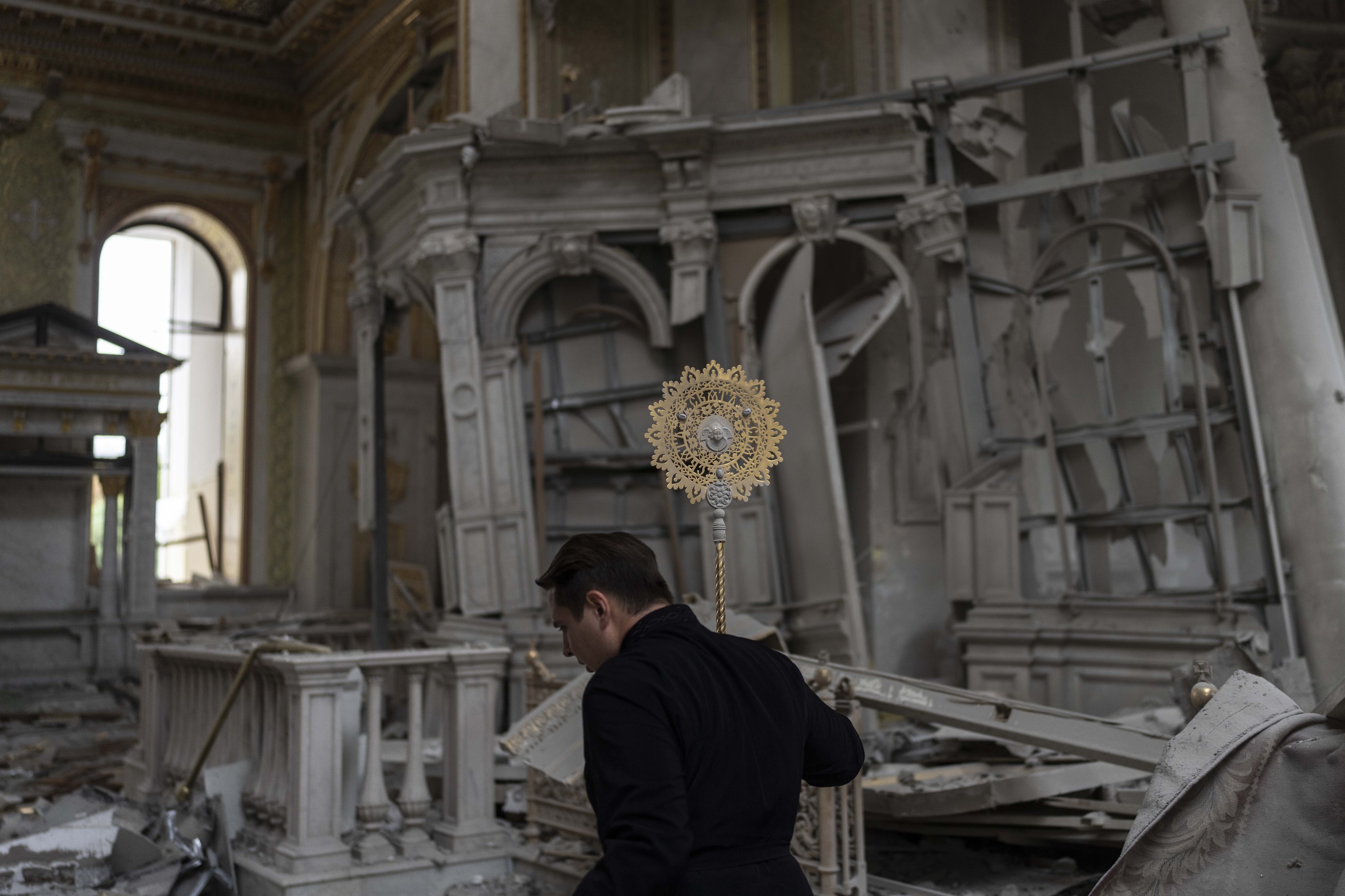 Un religioso pone a salvo objetos de la  Catedral de la Transfiguración de Odesa.
