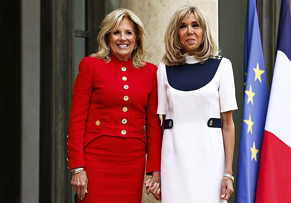 La primera dama francesa, Brigitte Macron, junto a Jill Biden, ayer en la puerta de El El