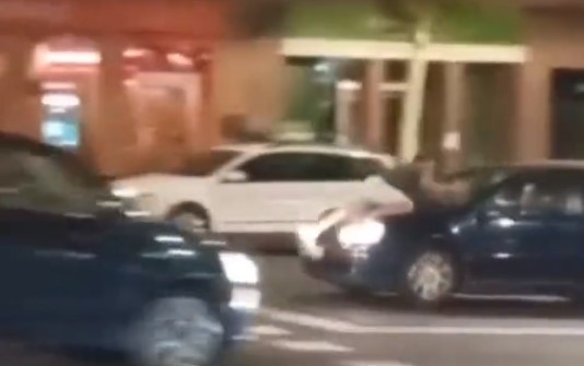Un hombre atropella a un policía con un coche robado y se da a la fuga ...