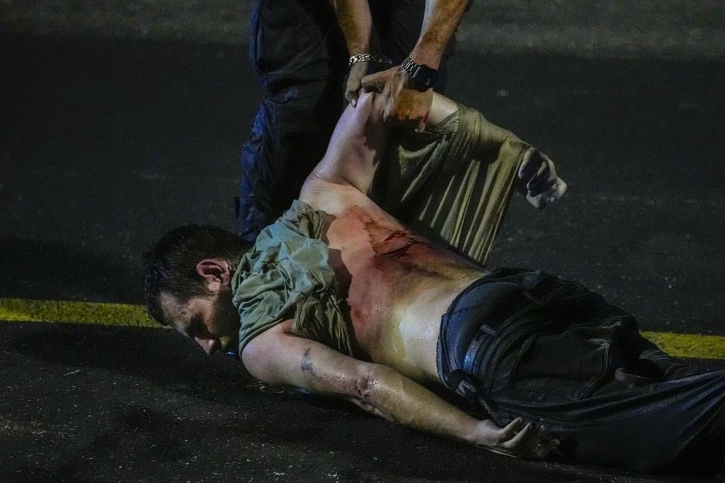 Un manifestante herido es arrastrado por la policía durante una protesta contra la reforma judicial.