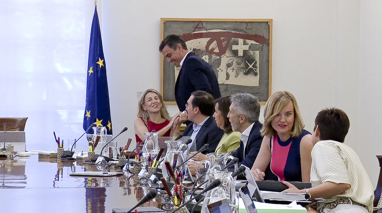 Pedro Sánchez saluda a Yolanda Díaz mientras el resto de ministros conversan ayer en La Moncloa, al inicio del Consejo de Ministros.