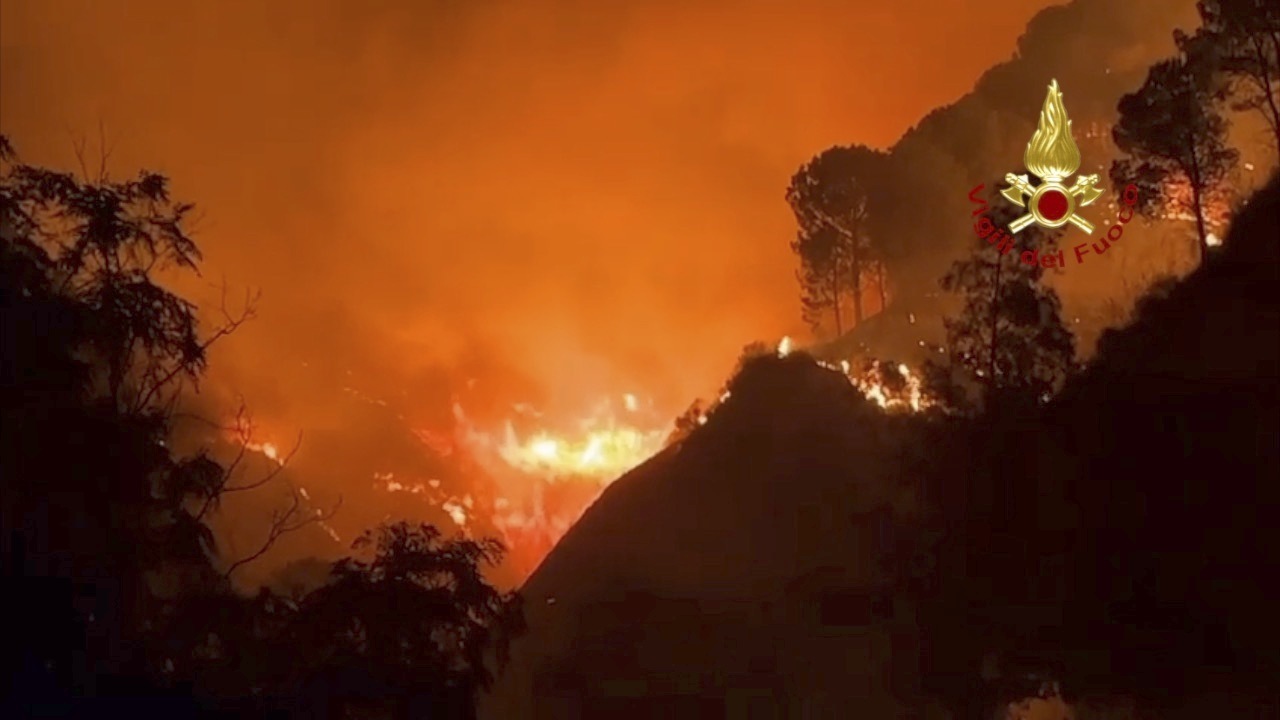 Esta imagen publicada por los bomberos italianos muestra incendios forestales en la regin de Palermo en Sicilia, Italia, el martes 25 de julio de 2023