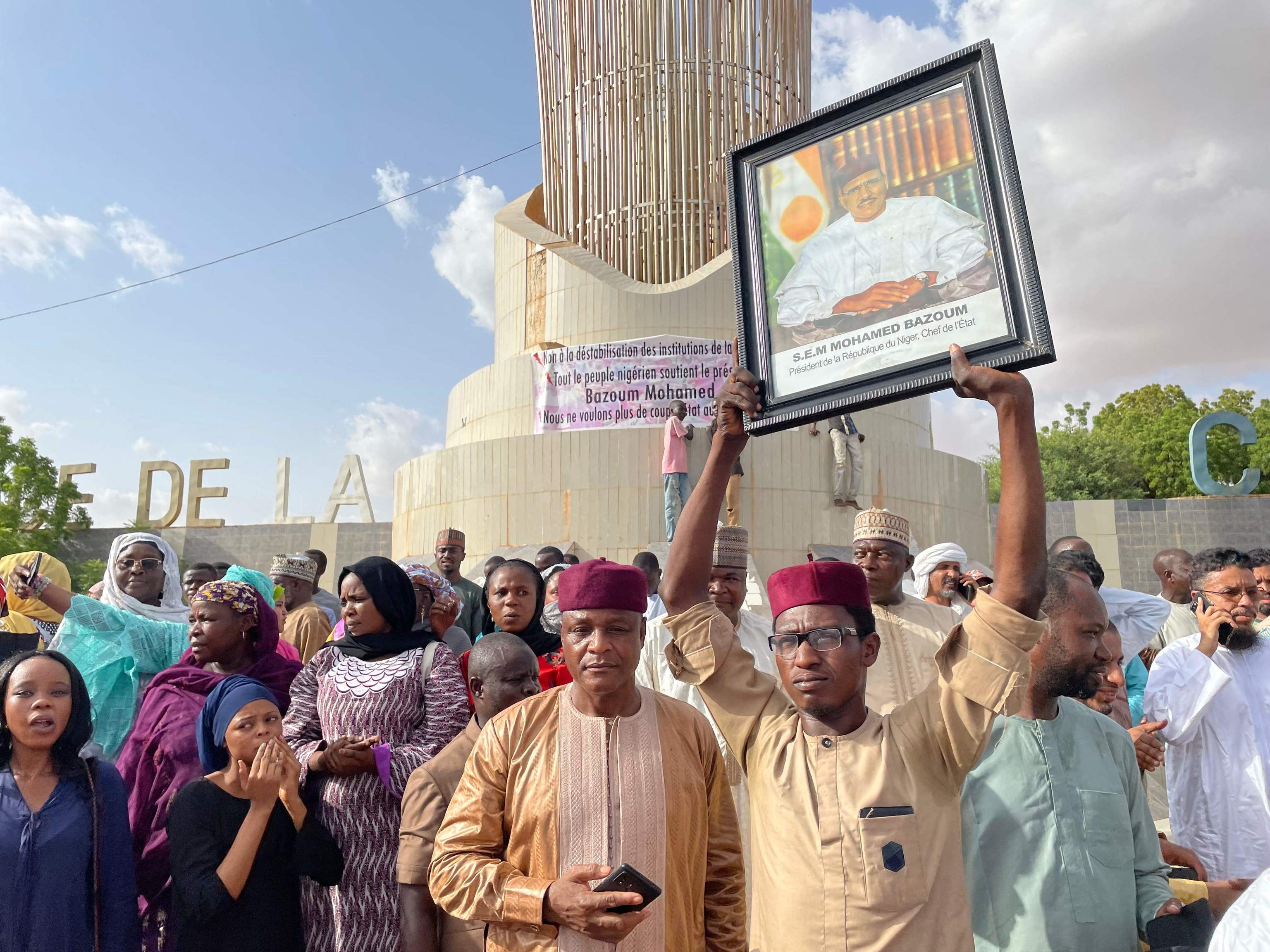 Seguidores del presidente nigerino Mohamed Bazoum se re