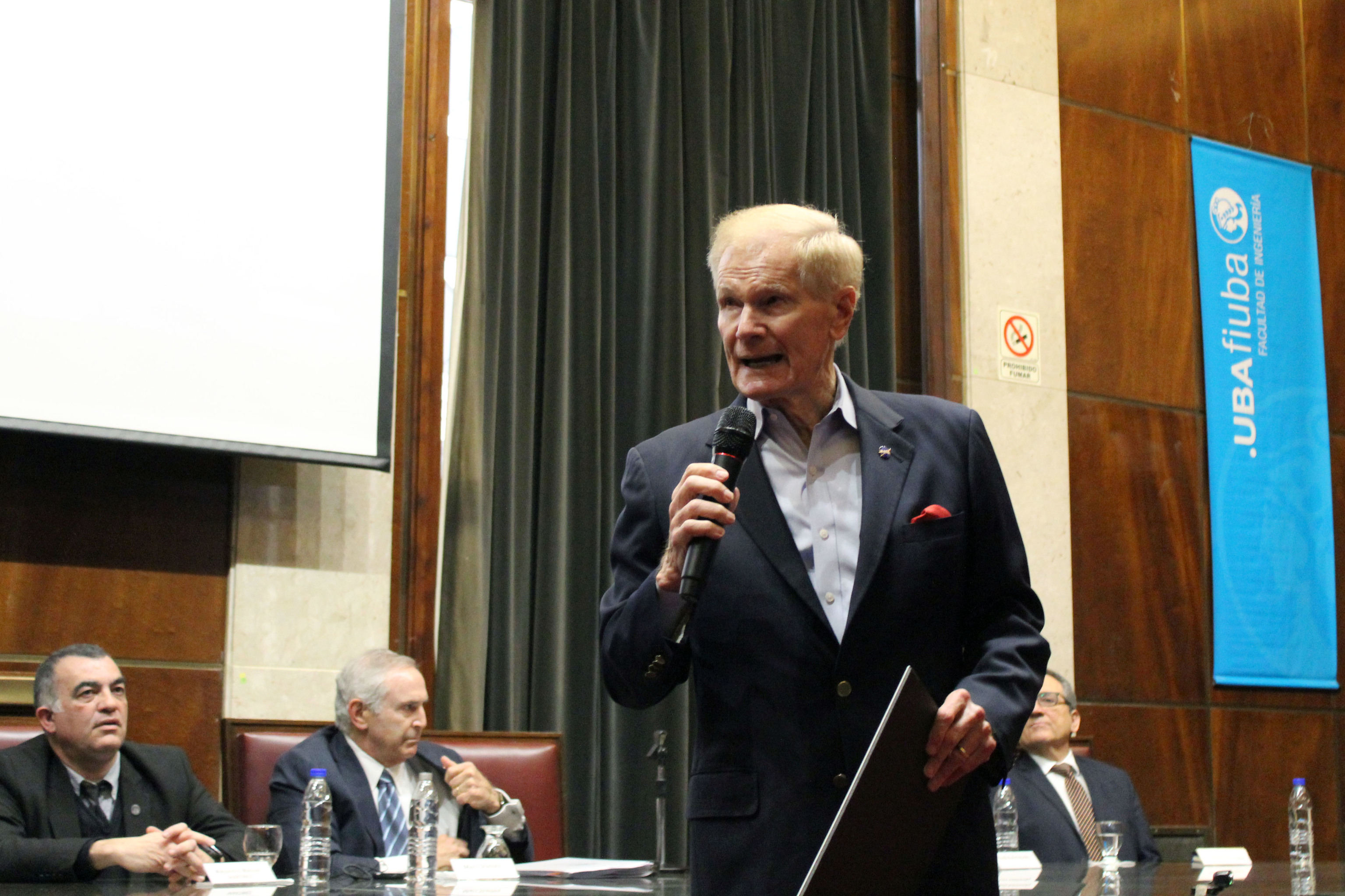 Bill Nelson en su visita a una facultad de Buenos Aires.