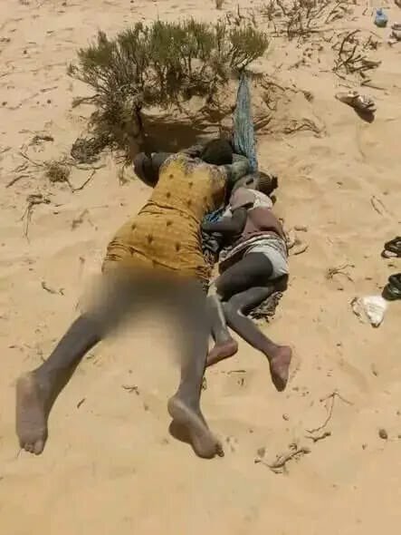 Los cuerpos de Fati y su hija, Marie, abandonados en el desierto entre Túnez y Libia.